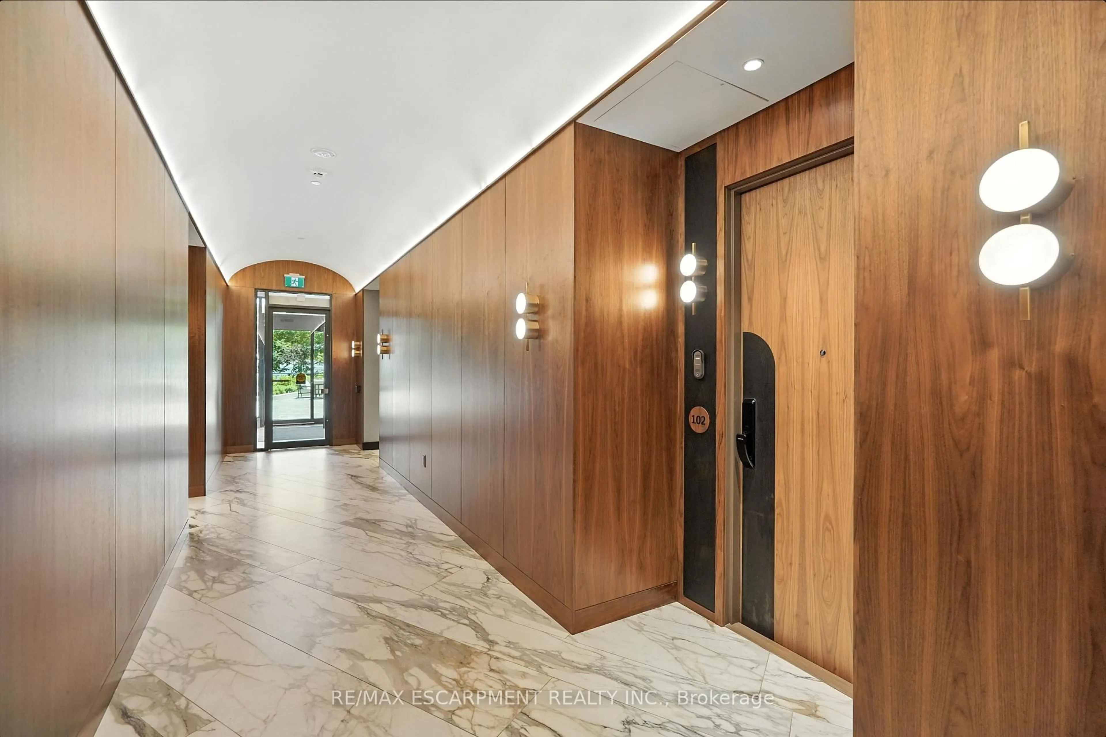 Indoor foyer for 55 Port St #102, Mississauga Ontario L5A 4P3