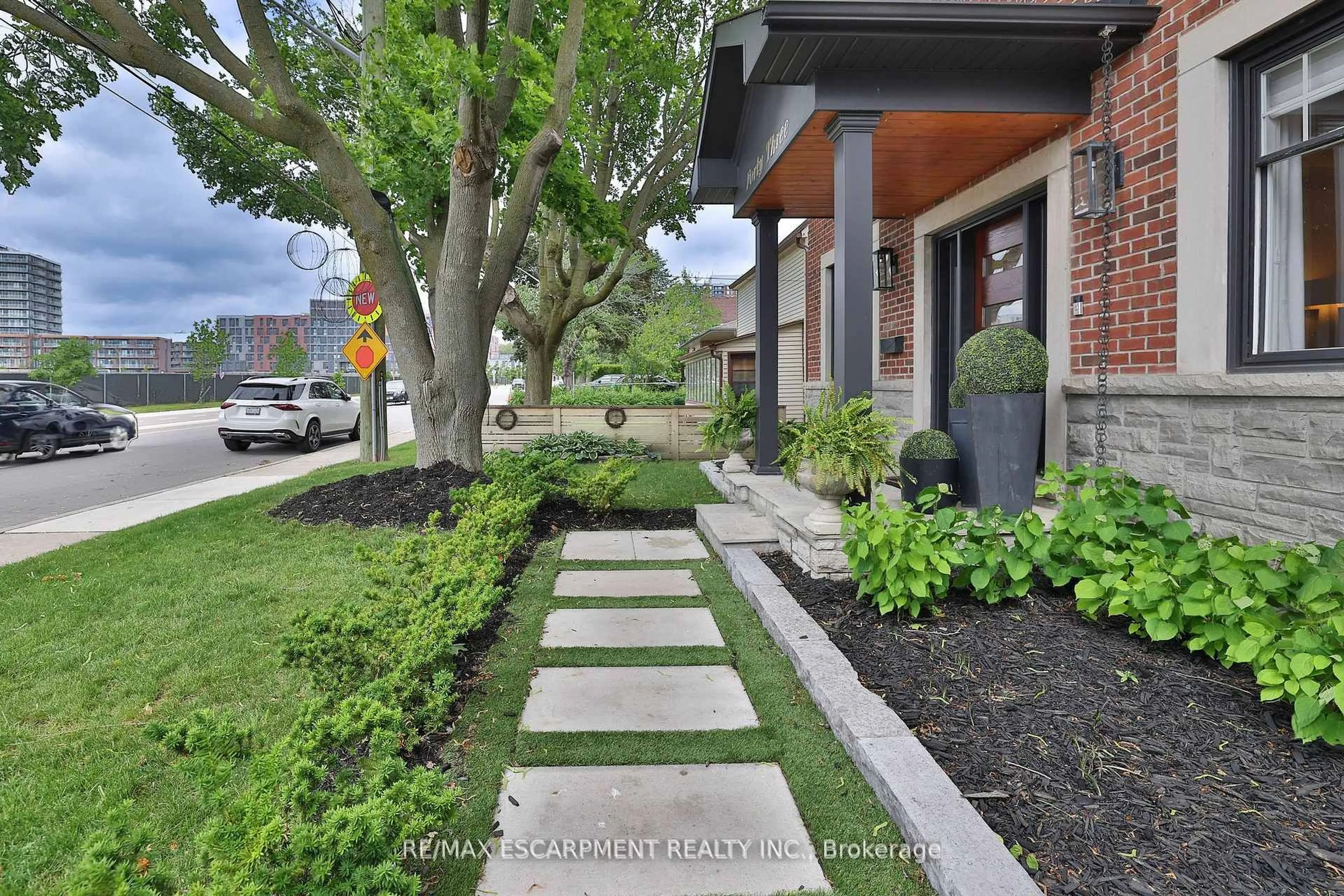 Unknown for 43 Mississauga Rd, Mississauga Ontario L5H 2H3