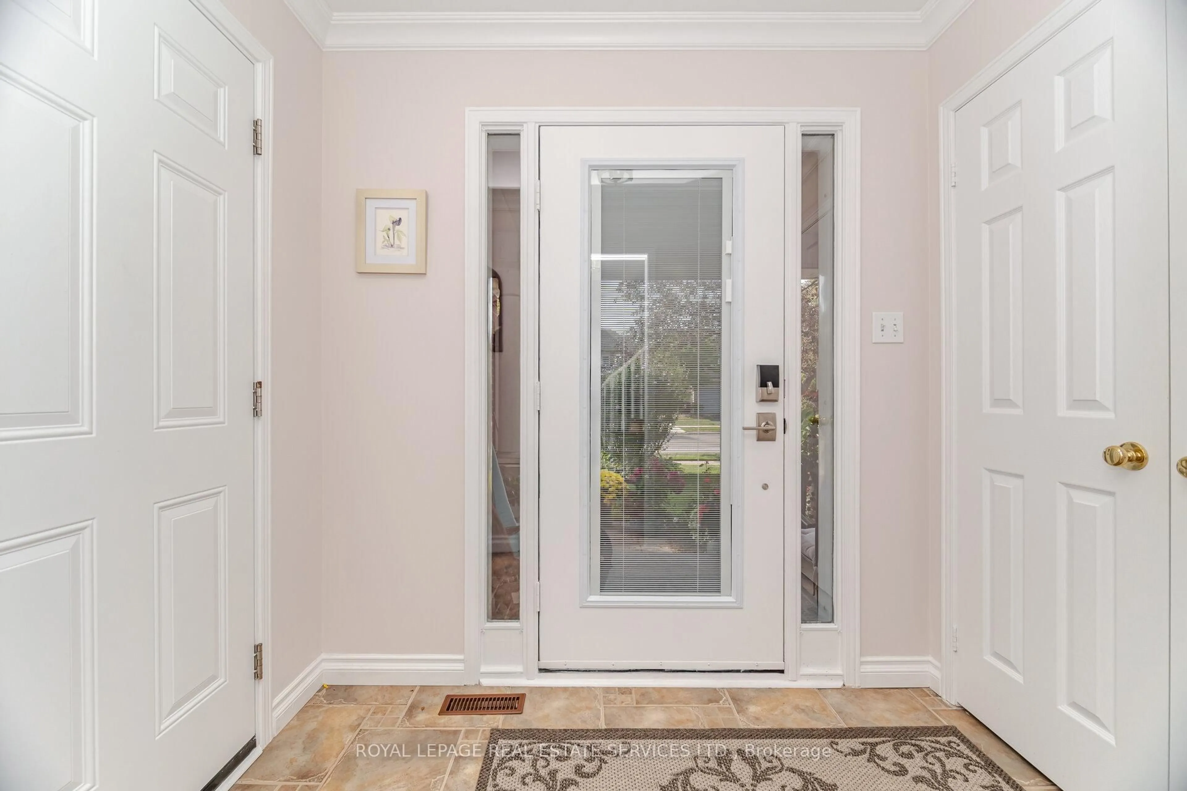 Indoor entryway for 2145 Country Club Dr #28, Burlington Ontario L7M 4E5
