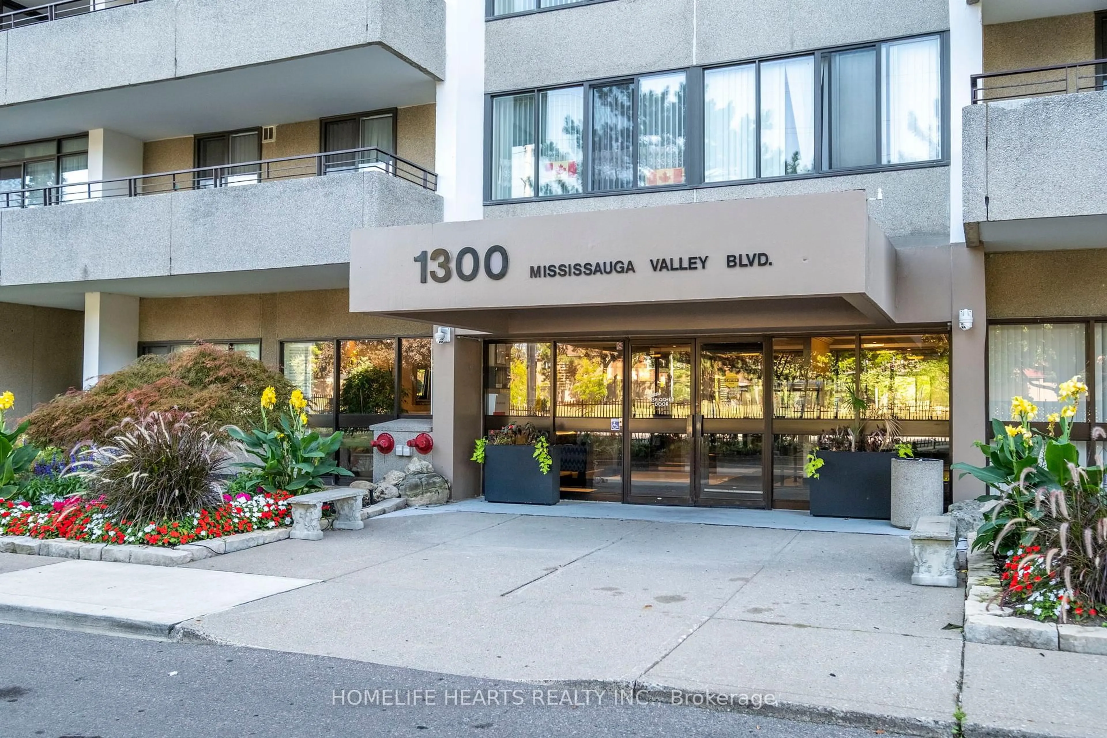 Indoor foyer for 1300 Mississauga Valley Blvd #1111, Mississauga Ontario L5A 3S8