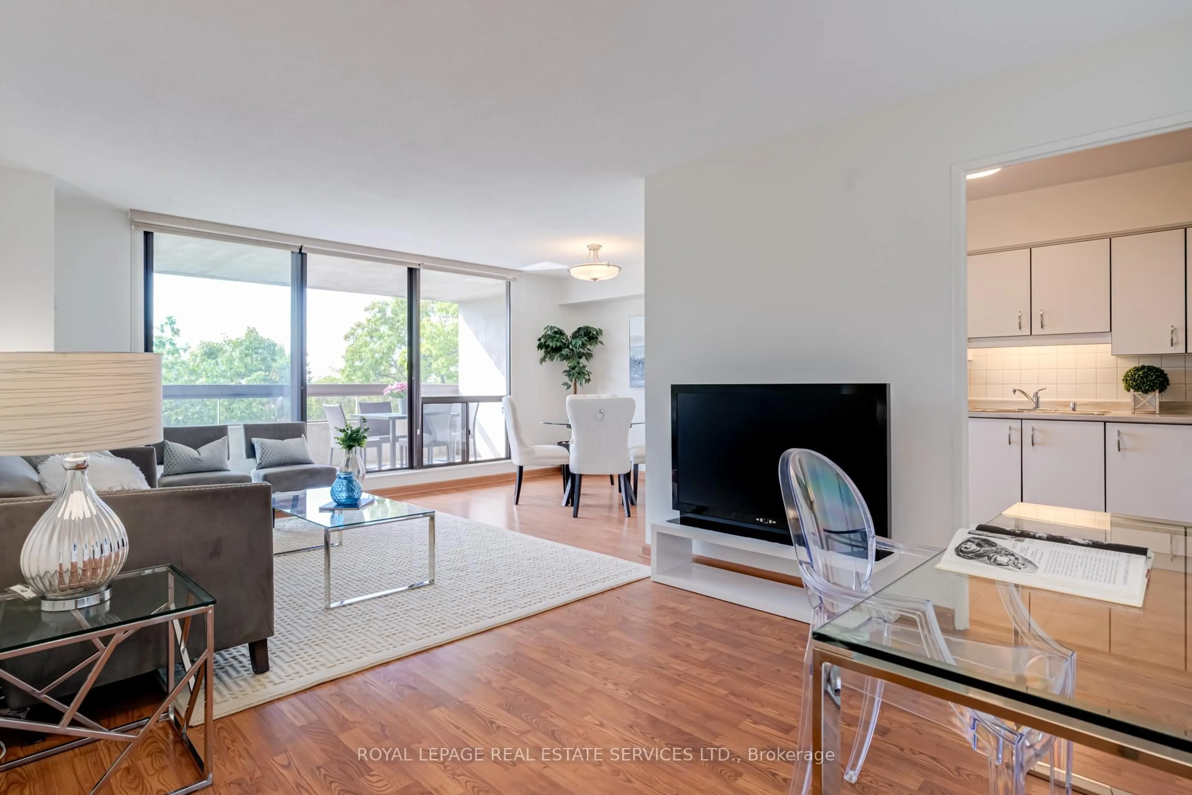 Living room with furniture, wood/laminate floor for 80 Quebec Ave #704, Toronto Ontario M6P 4B7