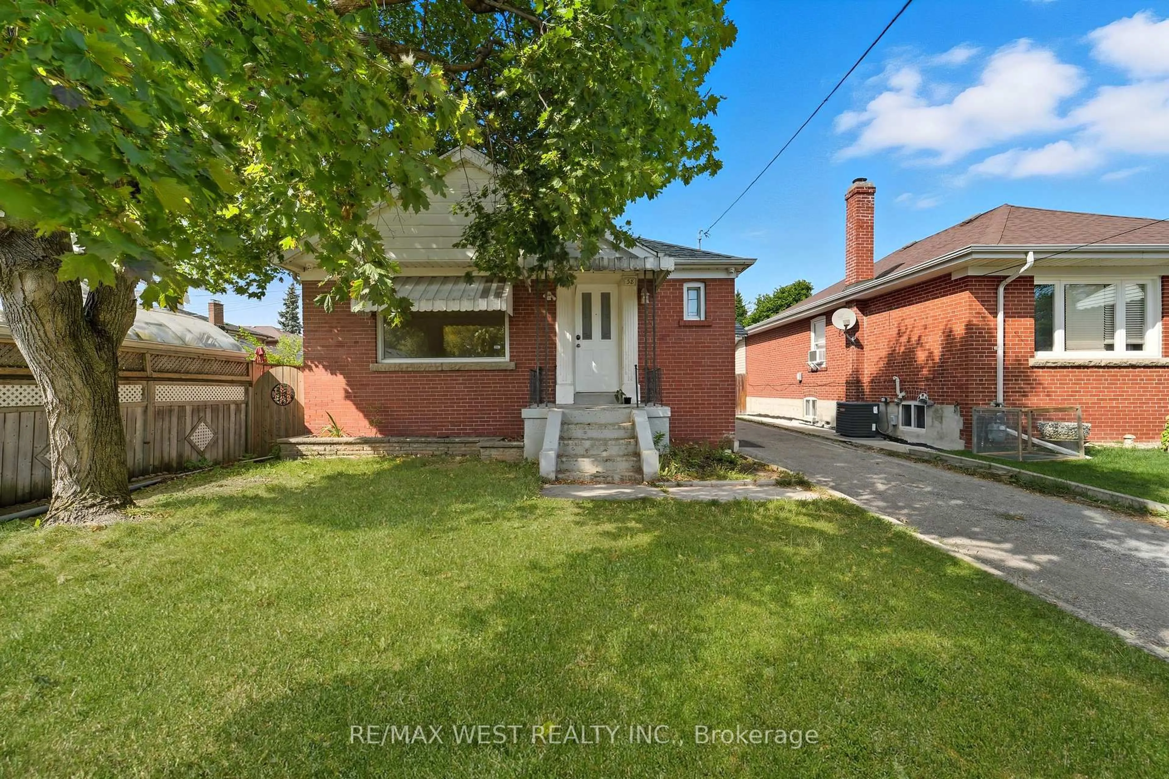 A pic from outside/outdoor area/front of a property/back of a property/a pic from drone, street for 38 Feltham Ave, Toronto Ontario M6N 2C3