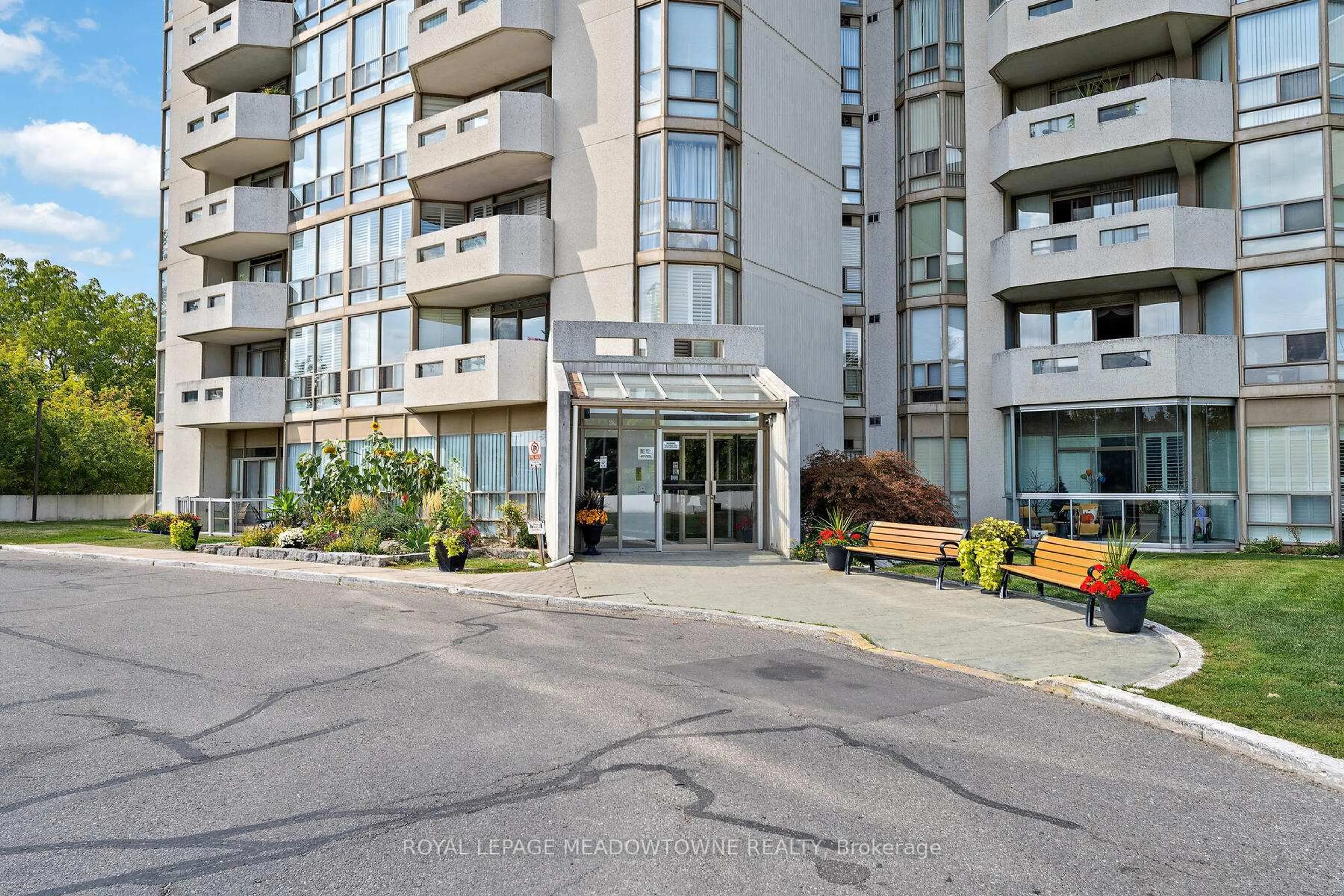 Indoor foyer for 20 Mcfarlane Dr #1708, Halton Hills Ontario L7G 5J8