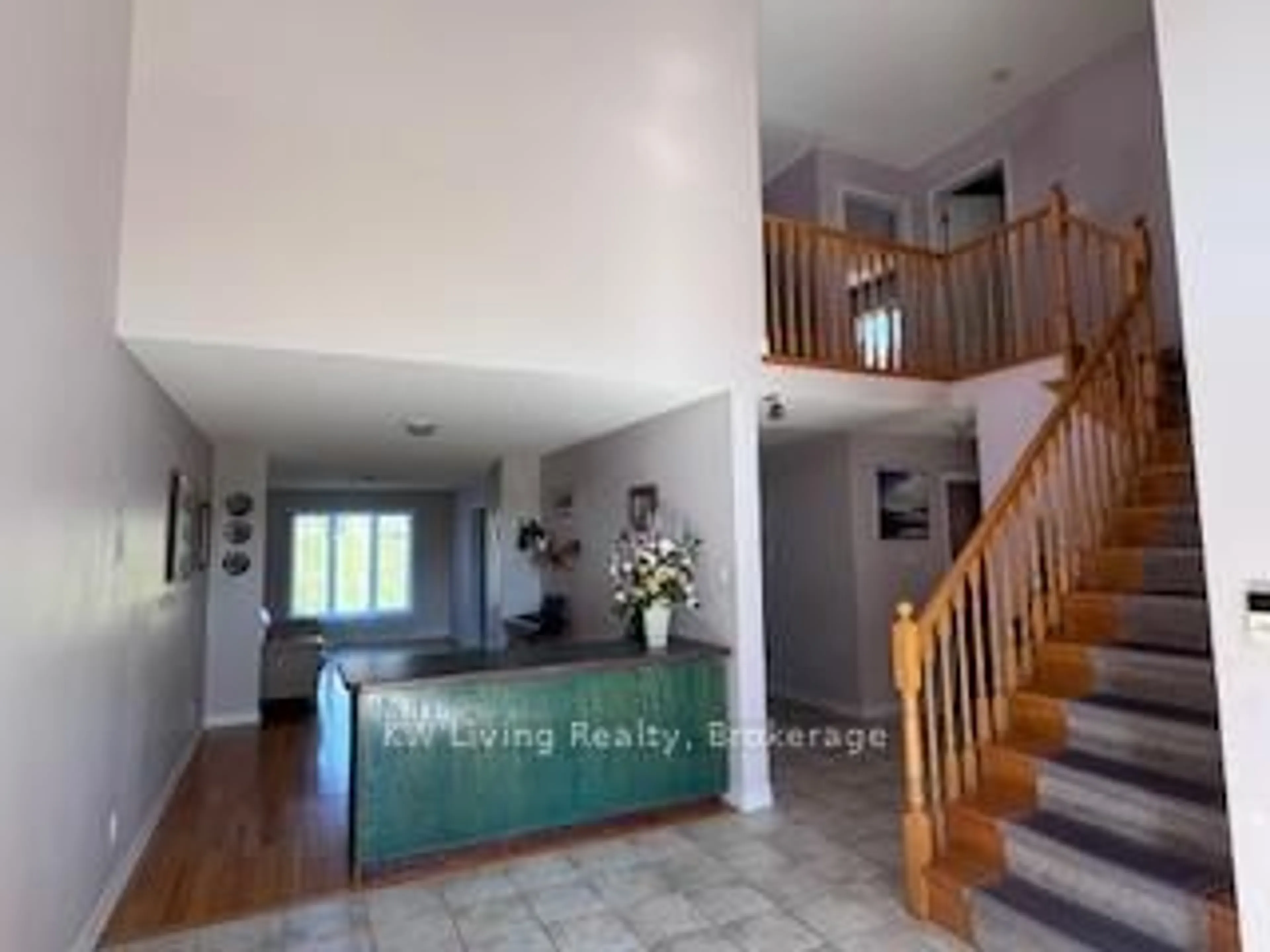 Indoor entryway for 7481 Doverwood Dr, Mississauga Ontario L5N 6N2
