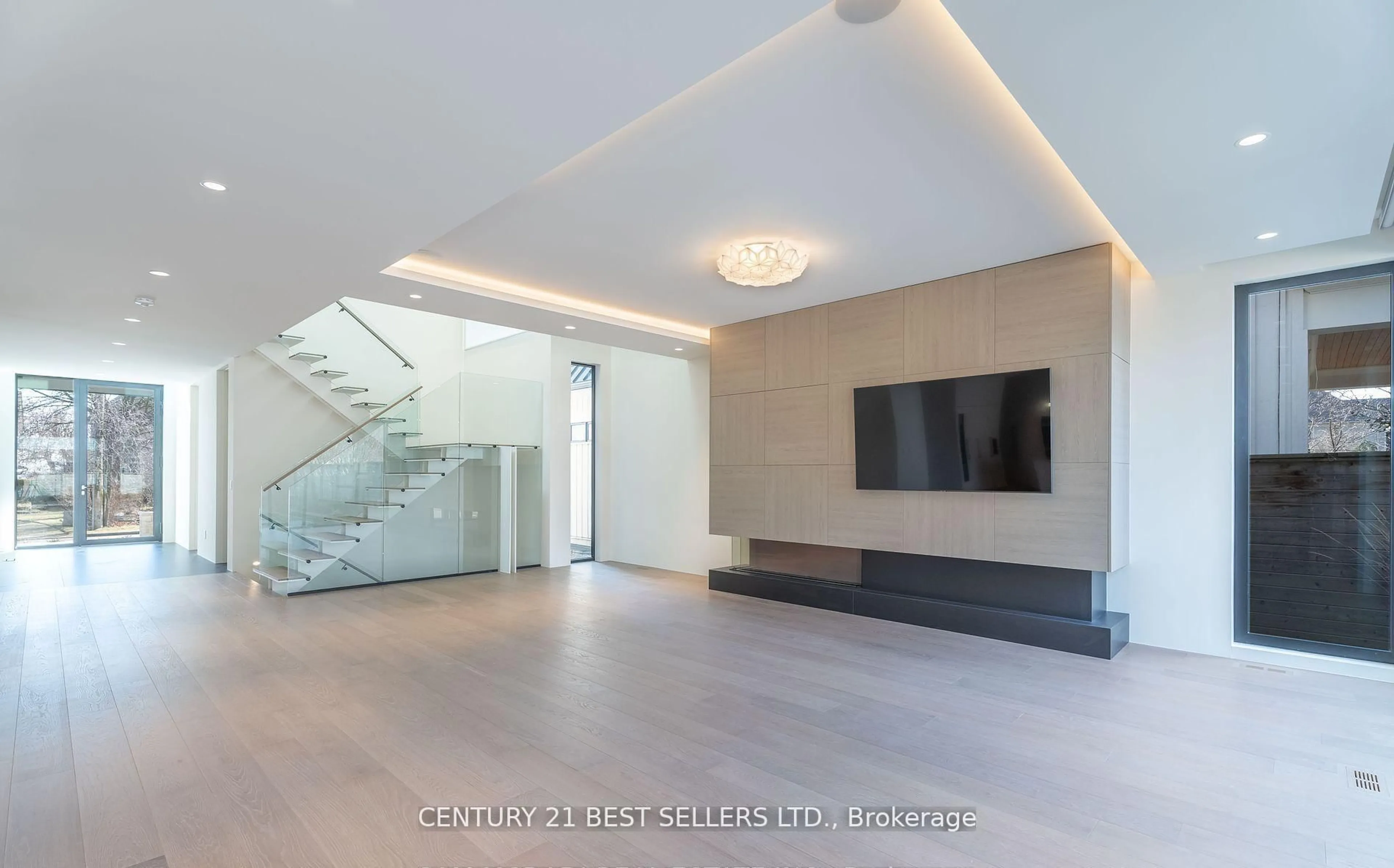 Indoor foyer for 119 Cumberland Dr, Mississauga Ontario L5G 3N3