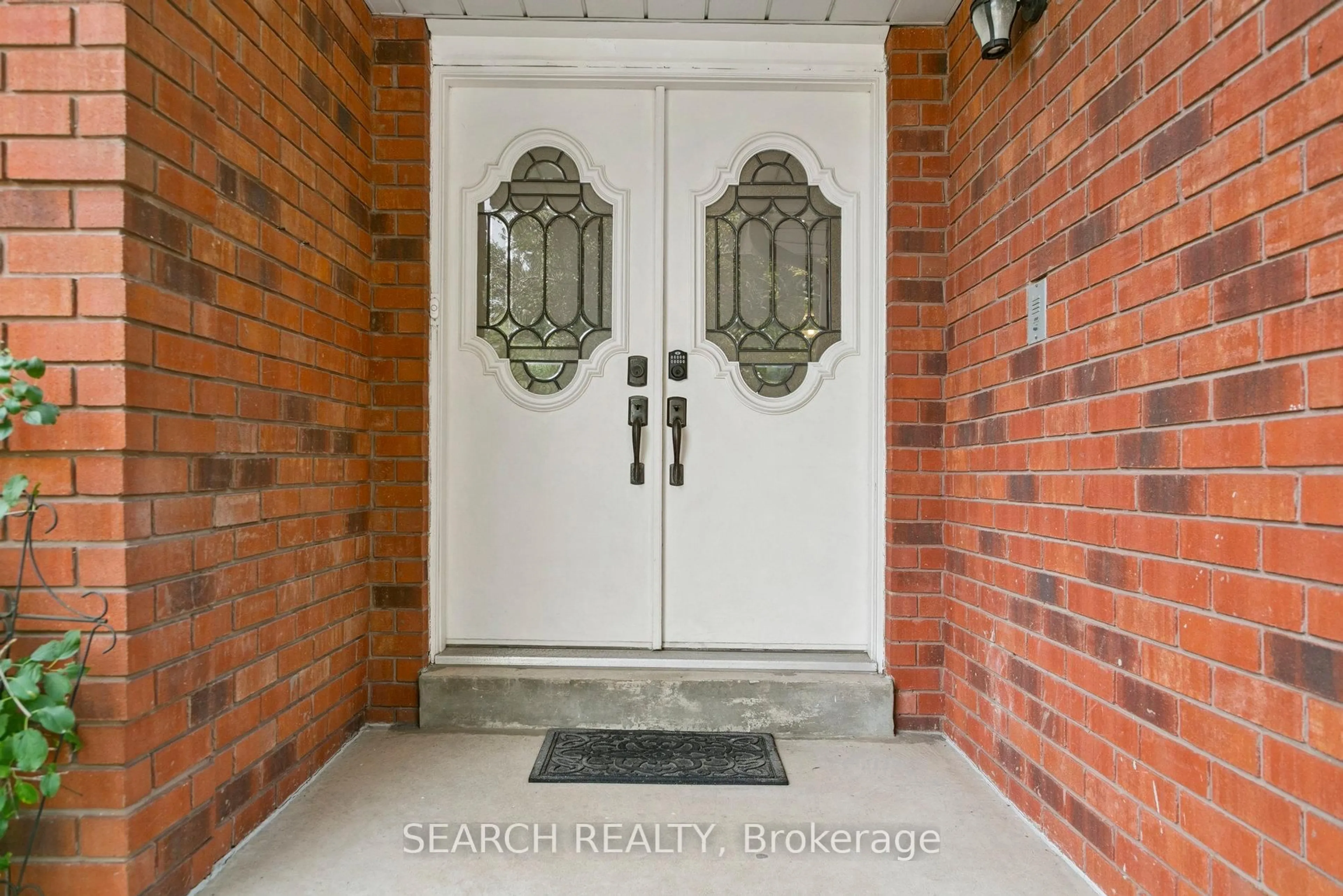 Indoor entryway for 1823 The Chase, Mississauga Ontario L5M 2Y8