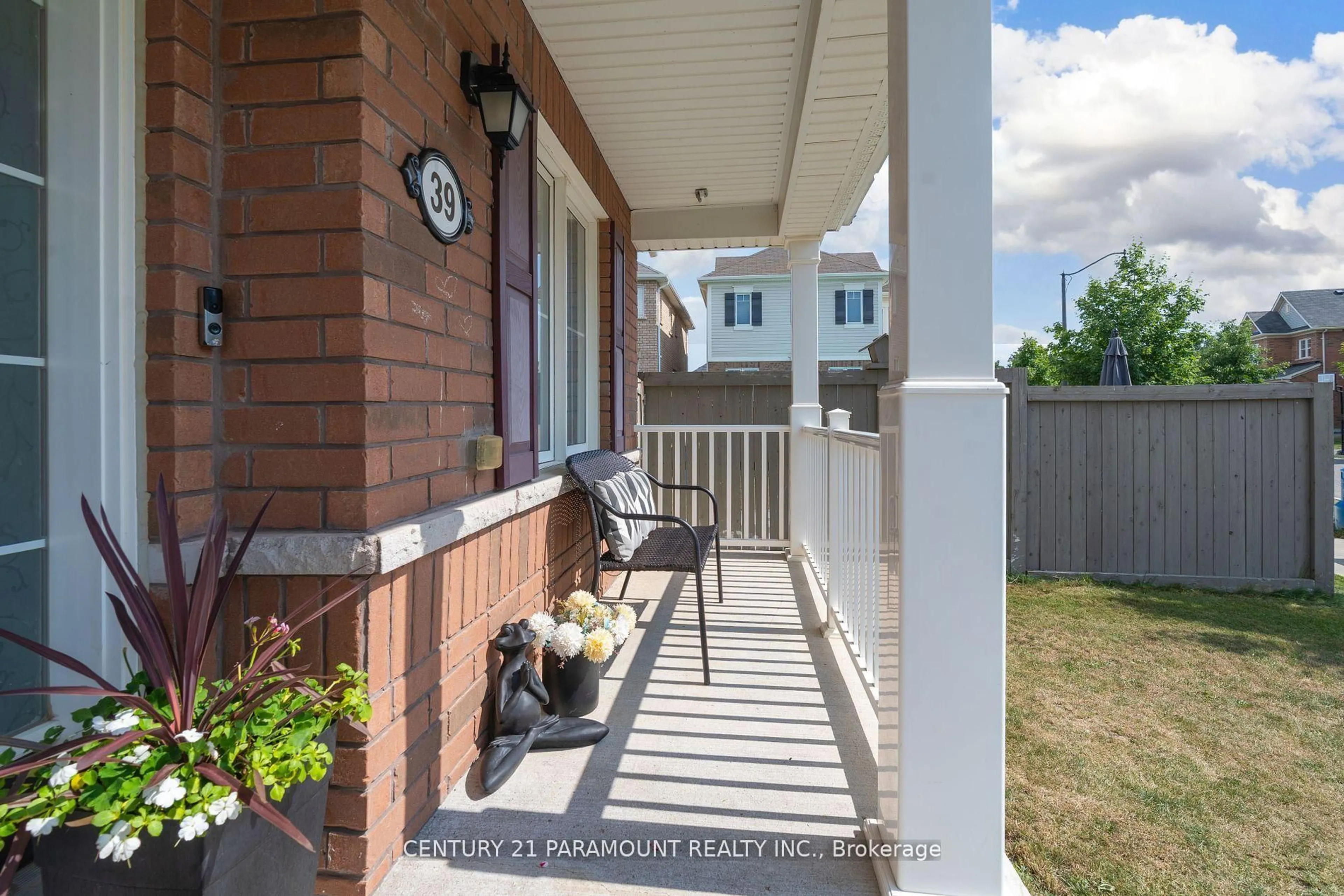 Patio, street for 39 Fenchurch Dr, Brampton Ontario L7A 4G1
