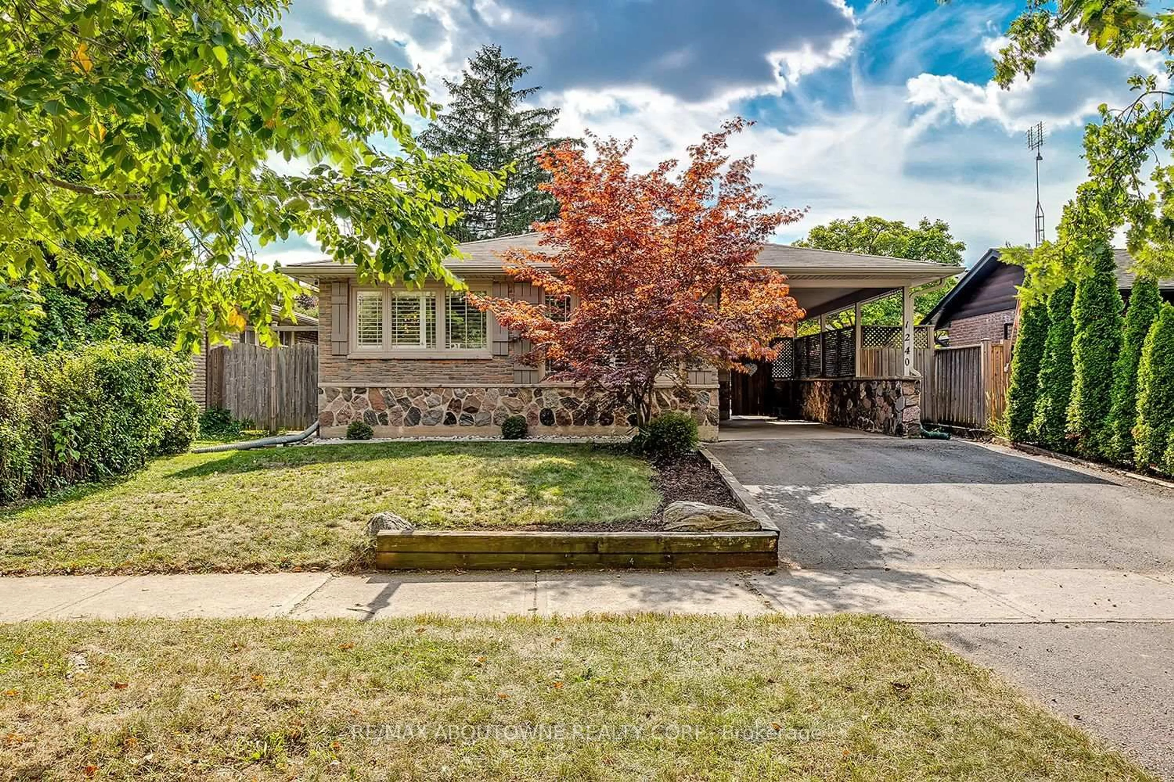 Home with brick exterior material, street for 1240 Oxford Ave, Oakville Ontario L6H 1S5