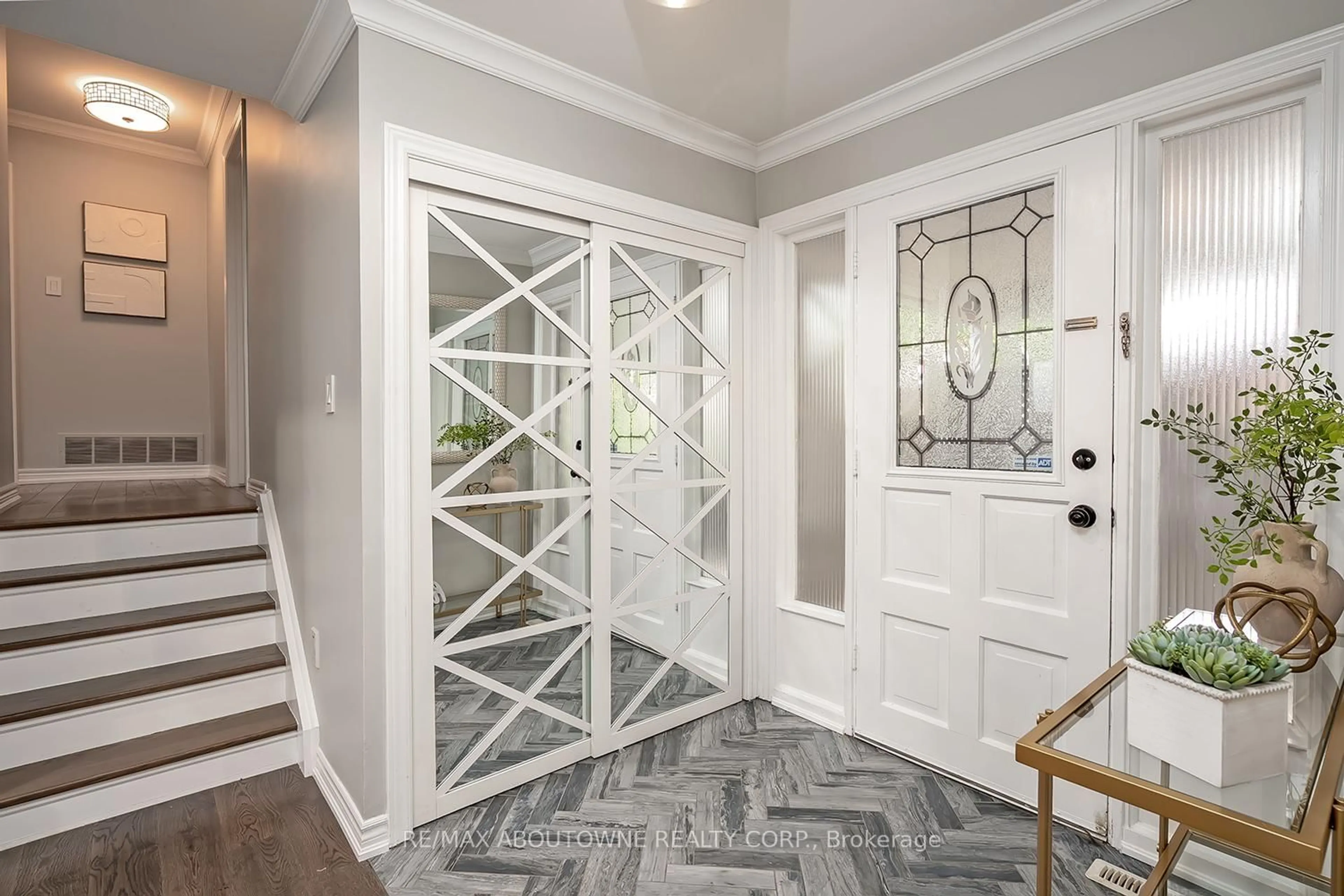 Indoor entryway for 1240 Oxford Ave, Oakville Ontario L6H 1S5