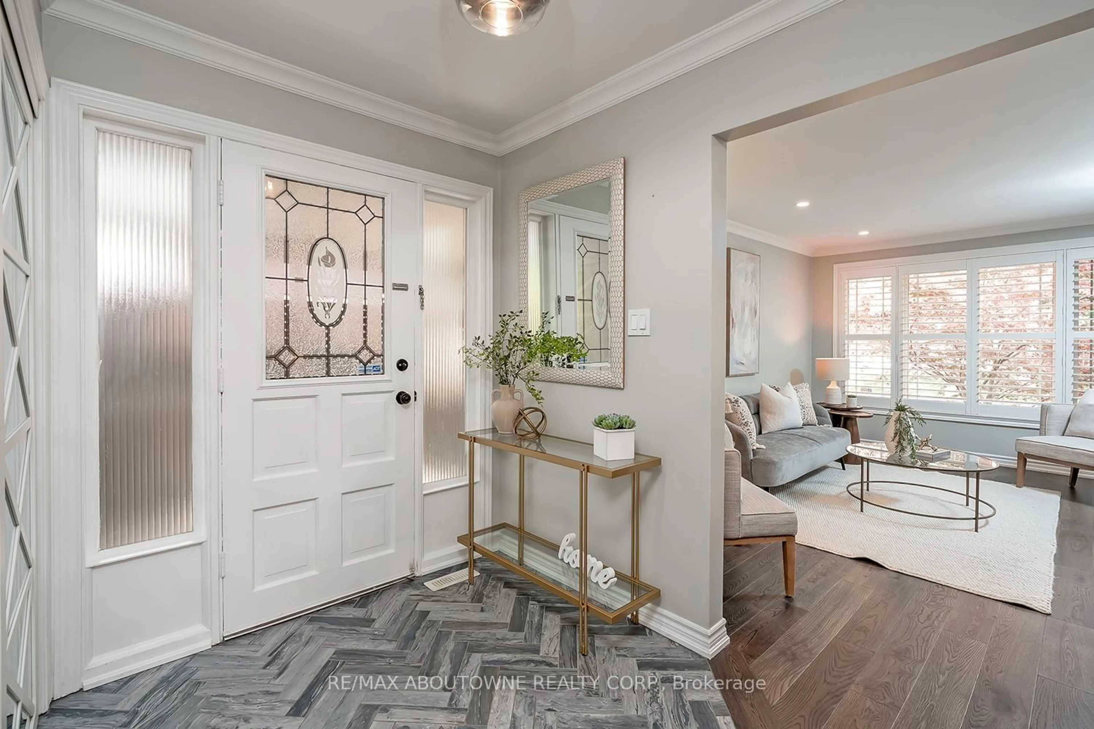 Indoor entryway for 1240 Oxford Ave, Oakville Ontario L6H 1S5