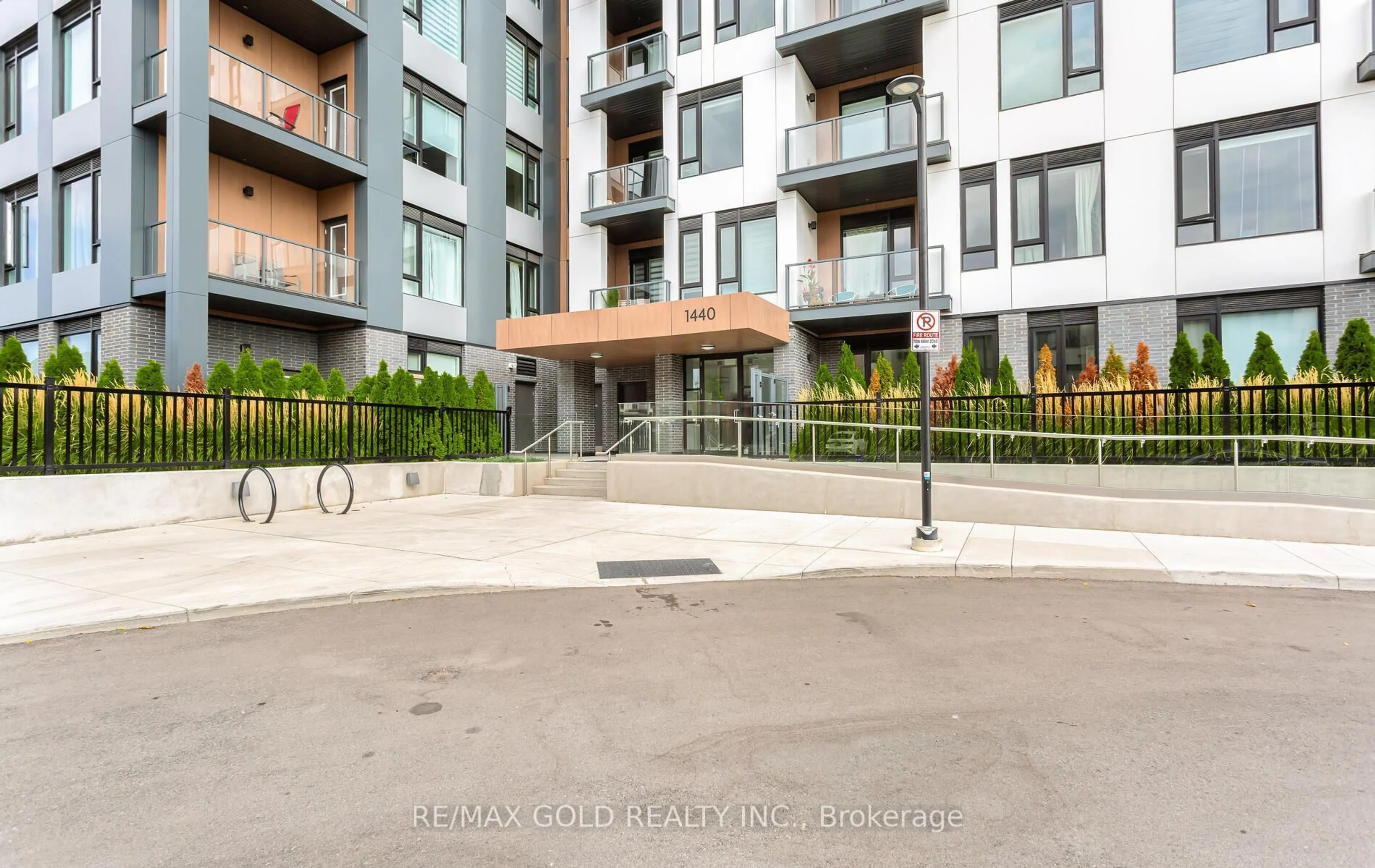 Patio, street for 1440 Clarriage Crt #607, Milton Ontario L9T 2X5
