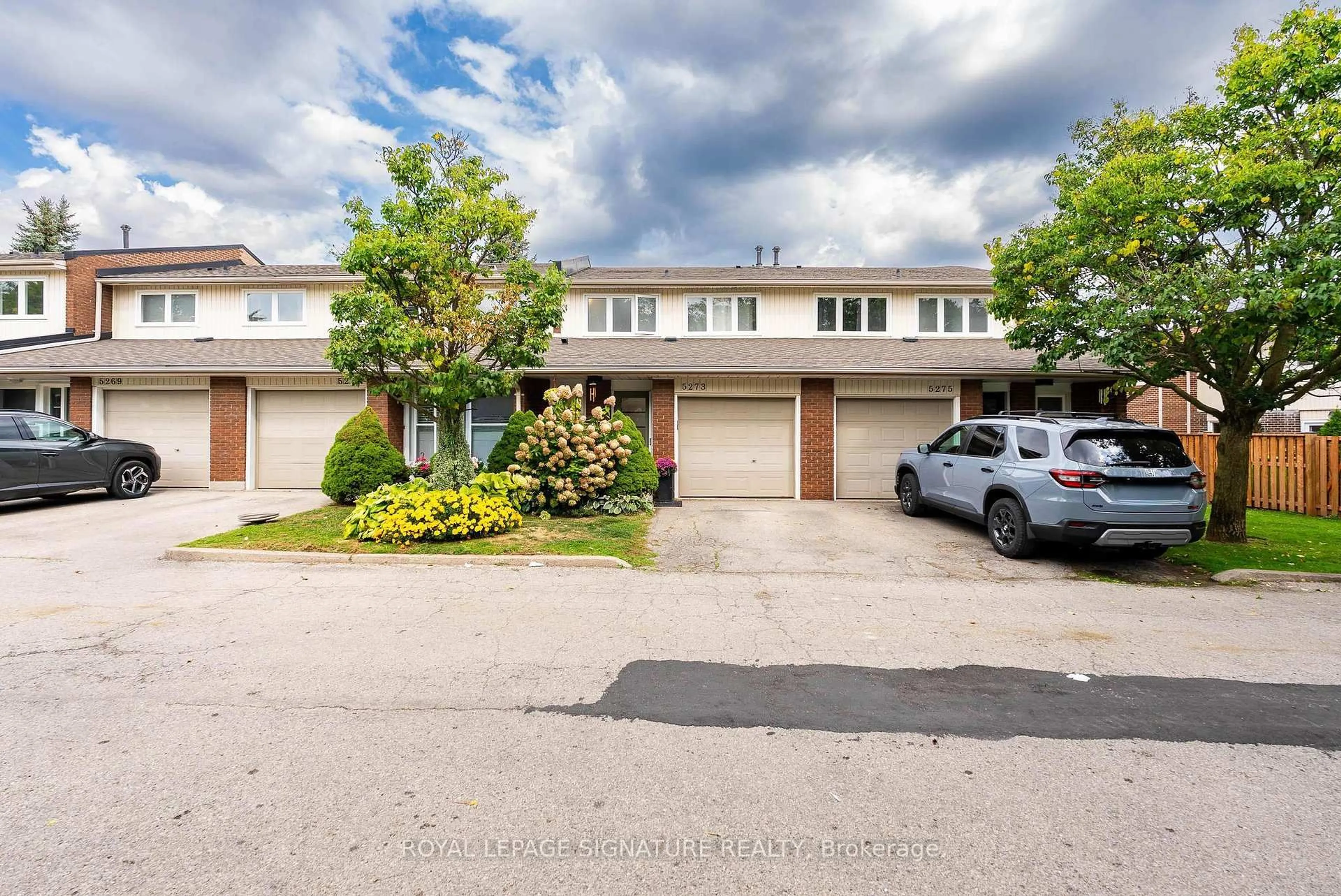 A pic from outside/outdoor area/front of a property/back of a property/a pic from drone, street for 5723 Banting Crt, Burlington Ontario L7L 2Z4