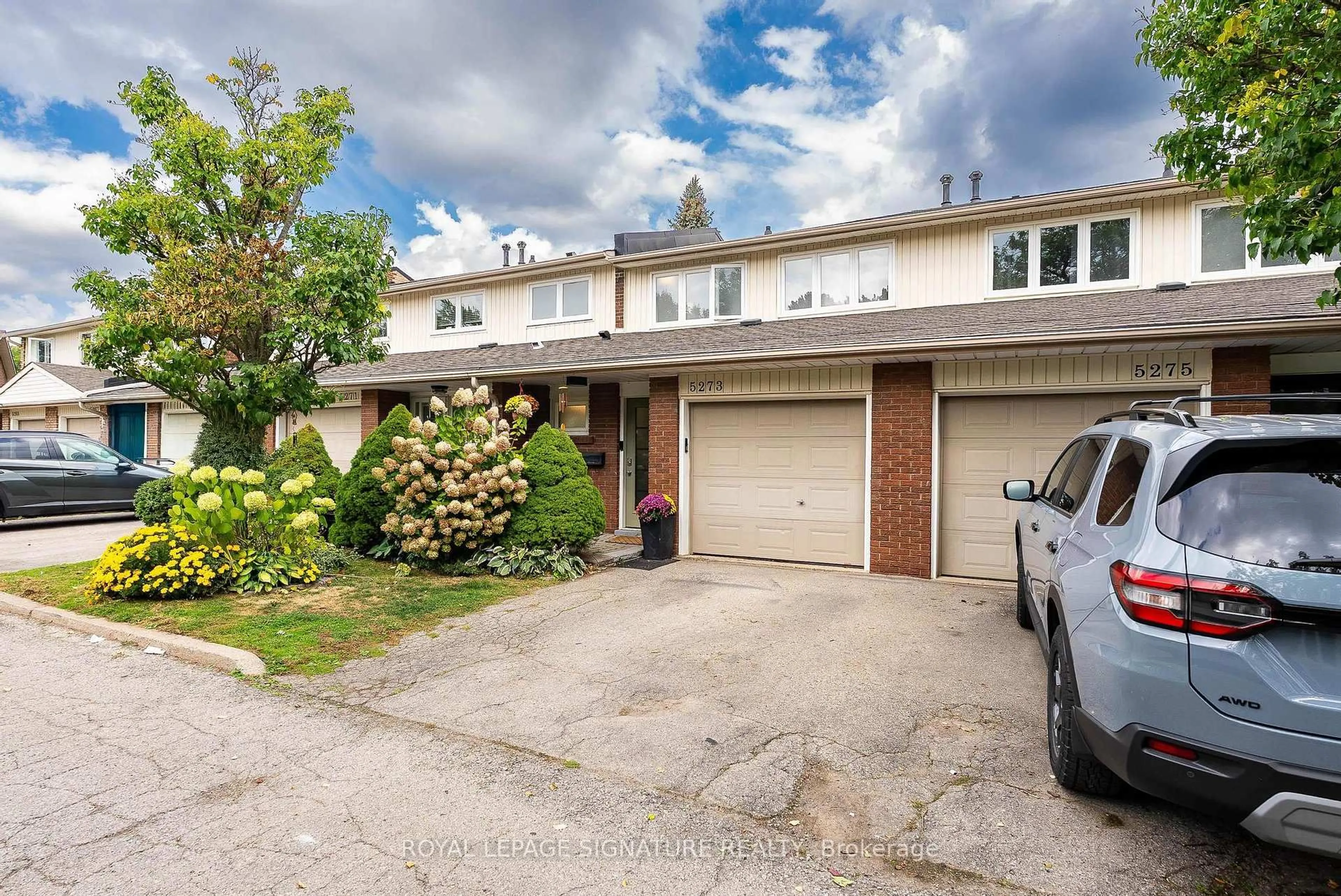 A pic from outside/outdoor area/front of a property/back of a property/a pic from drone, street for 5723 Banting Crt, Burlington Ontario L7L 2Z4