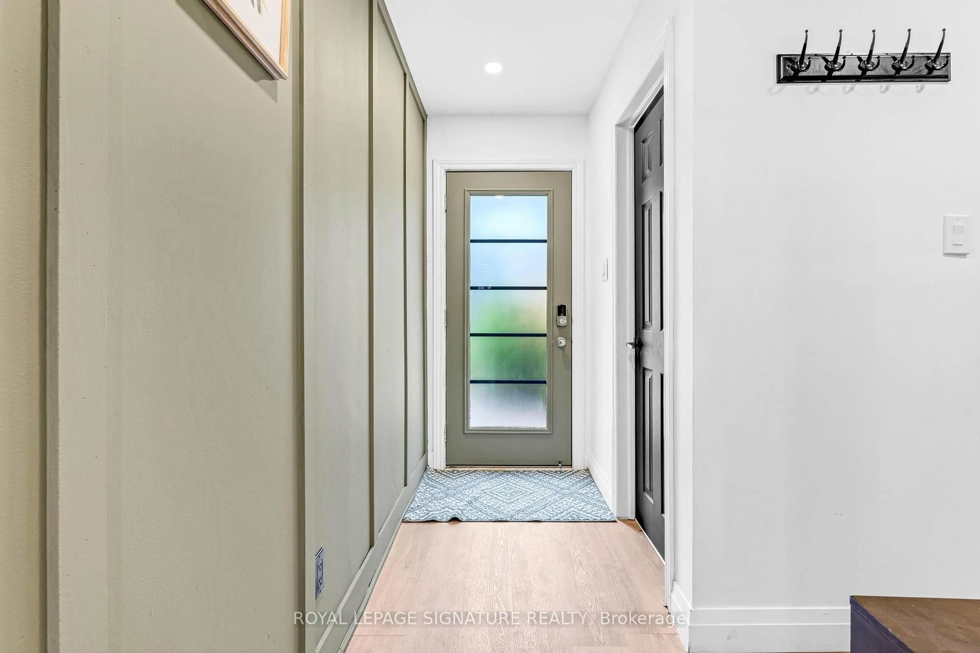 Indoor entryway for 5723 Banting Crt, Burlington Ontario L7L 2Z4