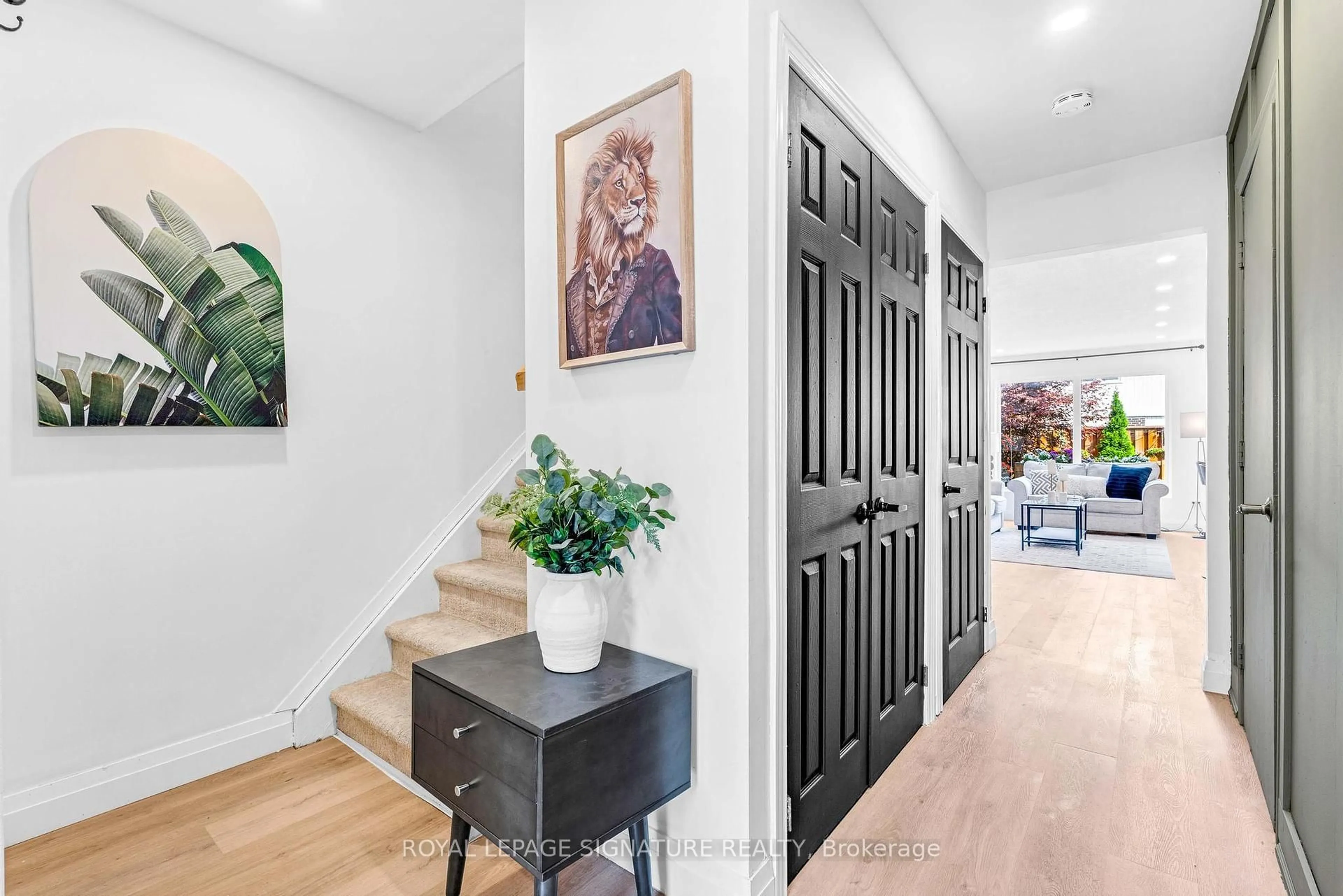 Indoor entryway for 5723 Banting Crt, Burlington Ontario L7L 2Z4