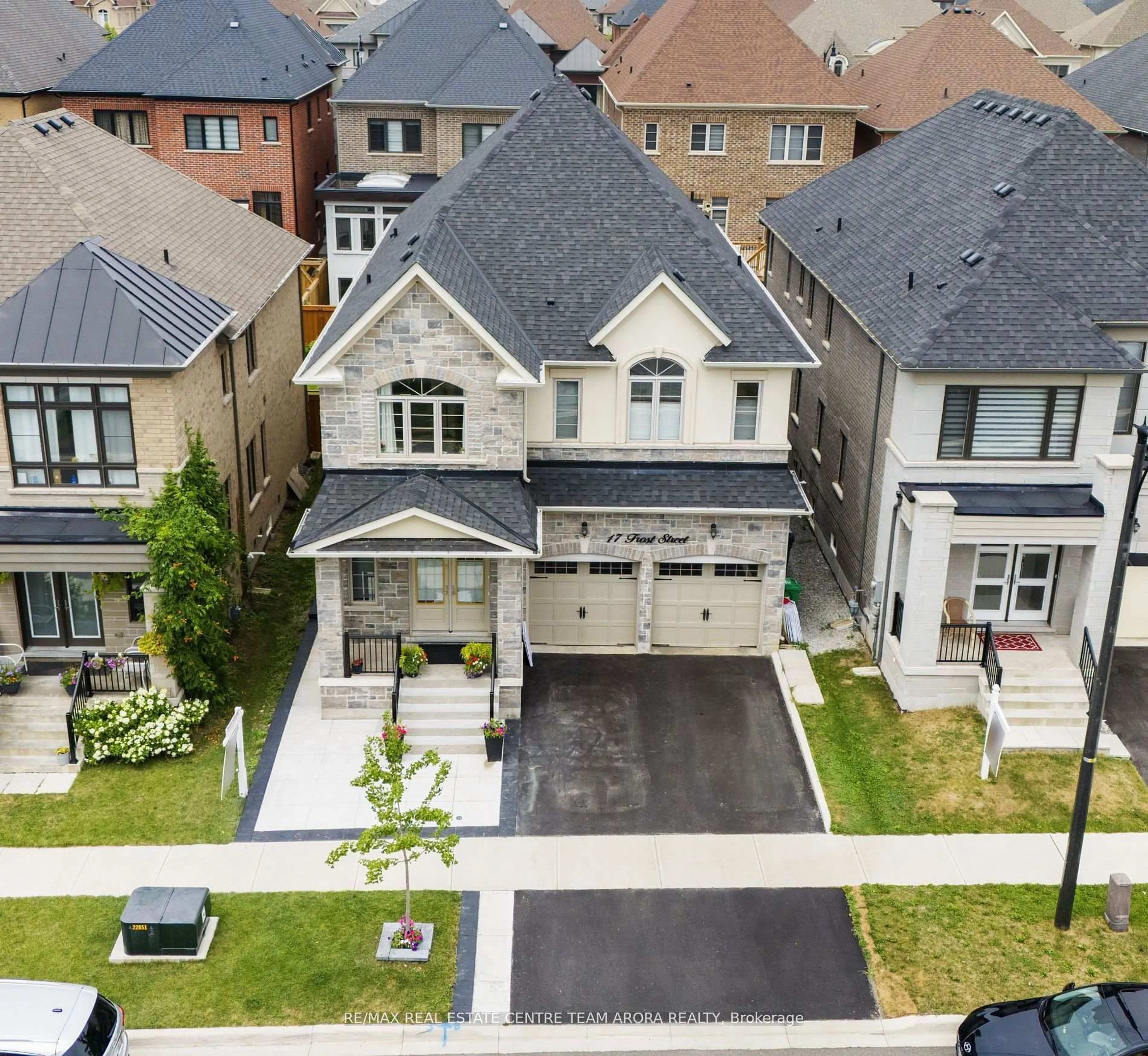 A pic from outside/outdoor area/front of a property/back of a property/a pic from drone, street for 17 Frost St, Brampton Ontario L6X 5R3