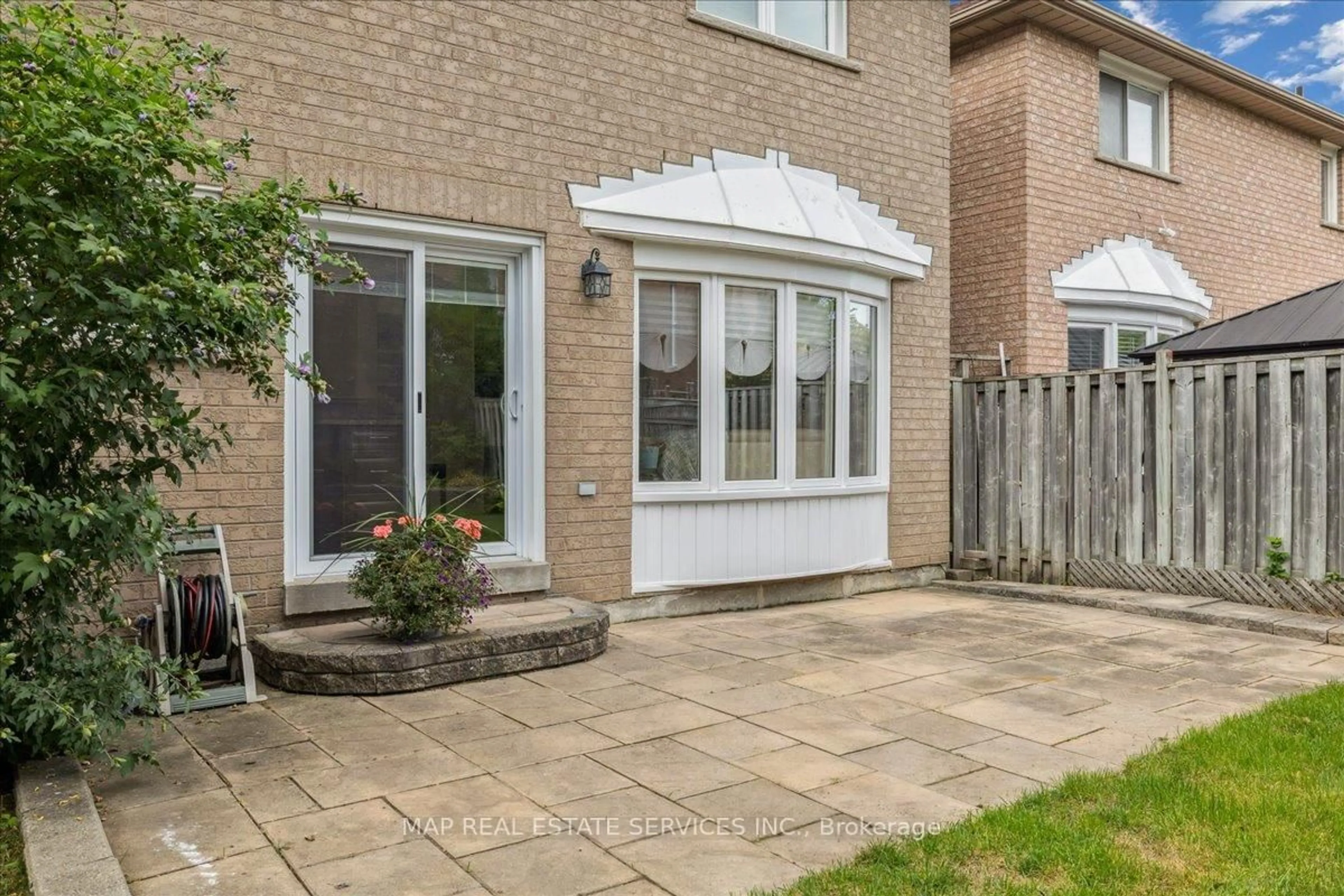 Patio, street for 5342 Landsborough Ave, Mississauga Ontario L5R 3X1