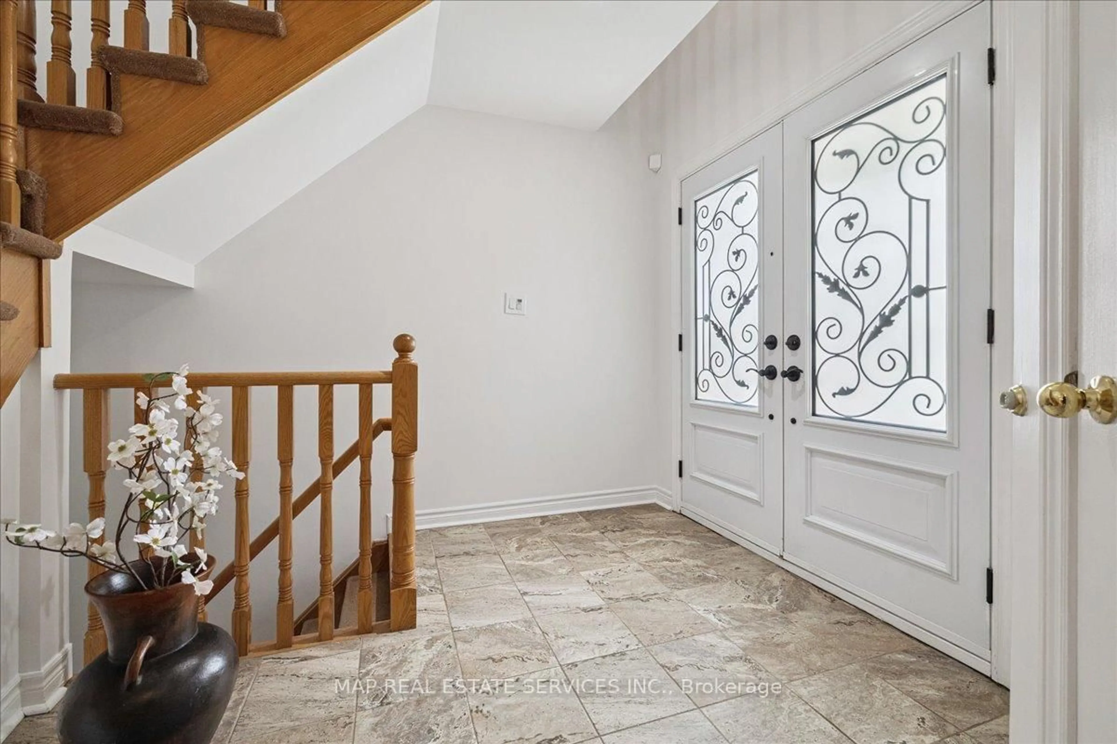 Indoor entryway for 5342 Landsborough Ave, Mississauga Ontario L5R 3X1