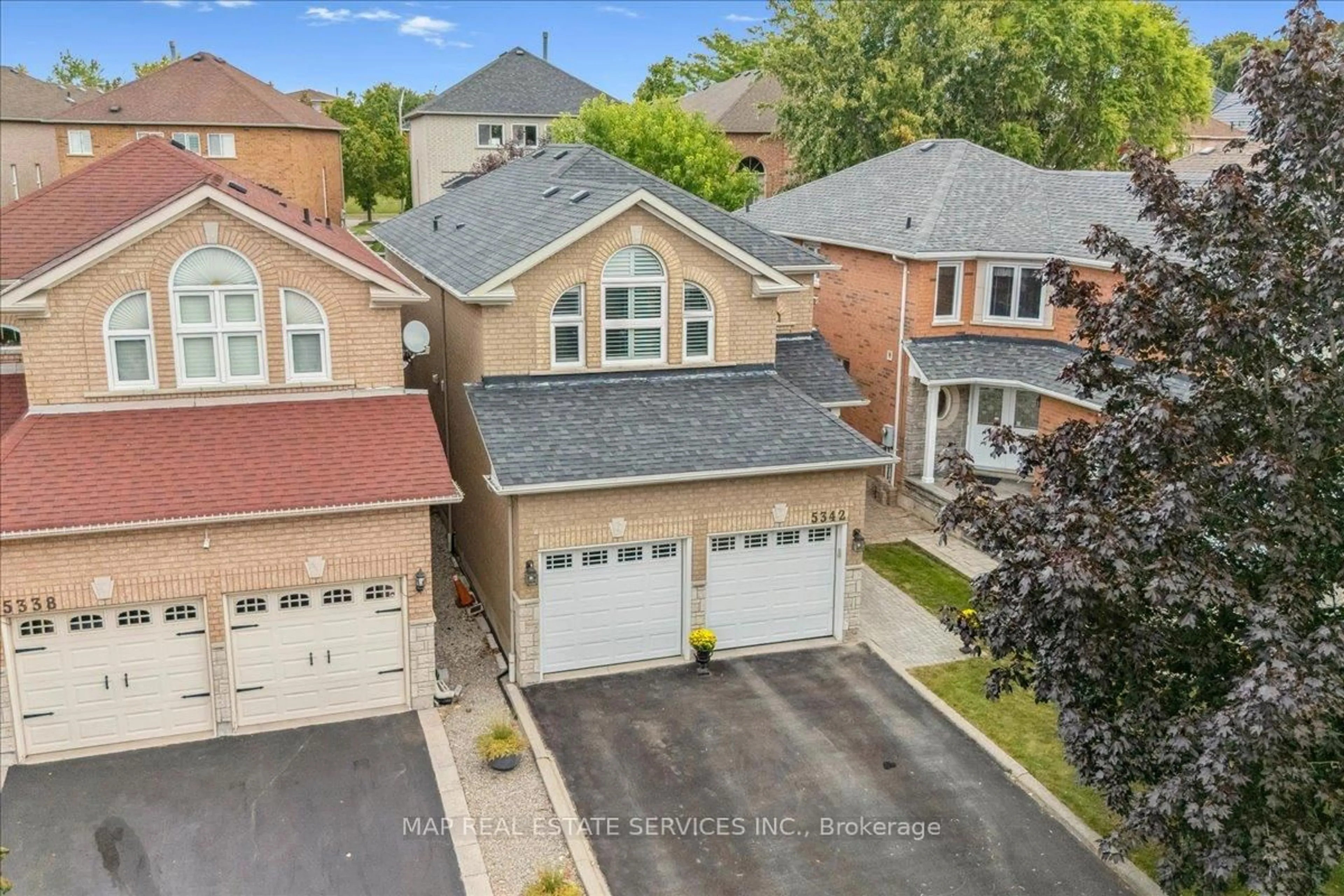 A pic from outside/outdoor area/front of a property/back of a property/a pic from drone, street for 5342 Landsborough Ave, Mississauga Ontario L5R 3X1