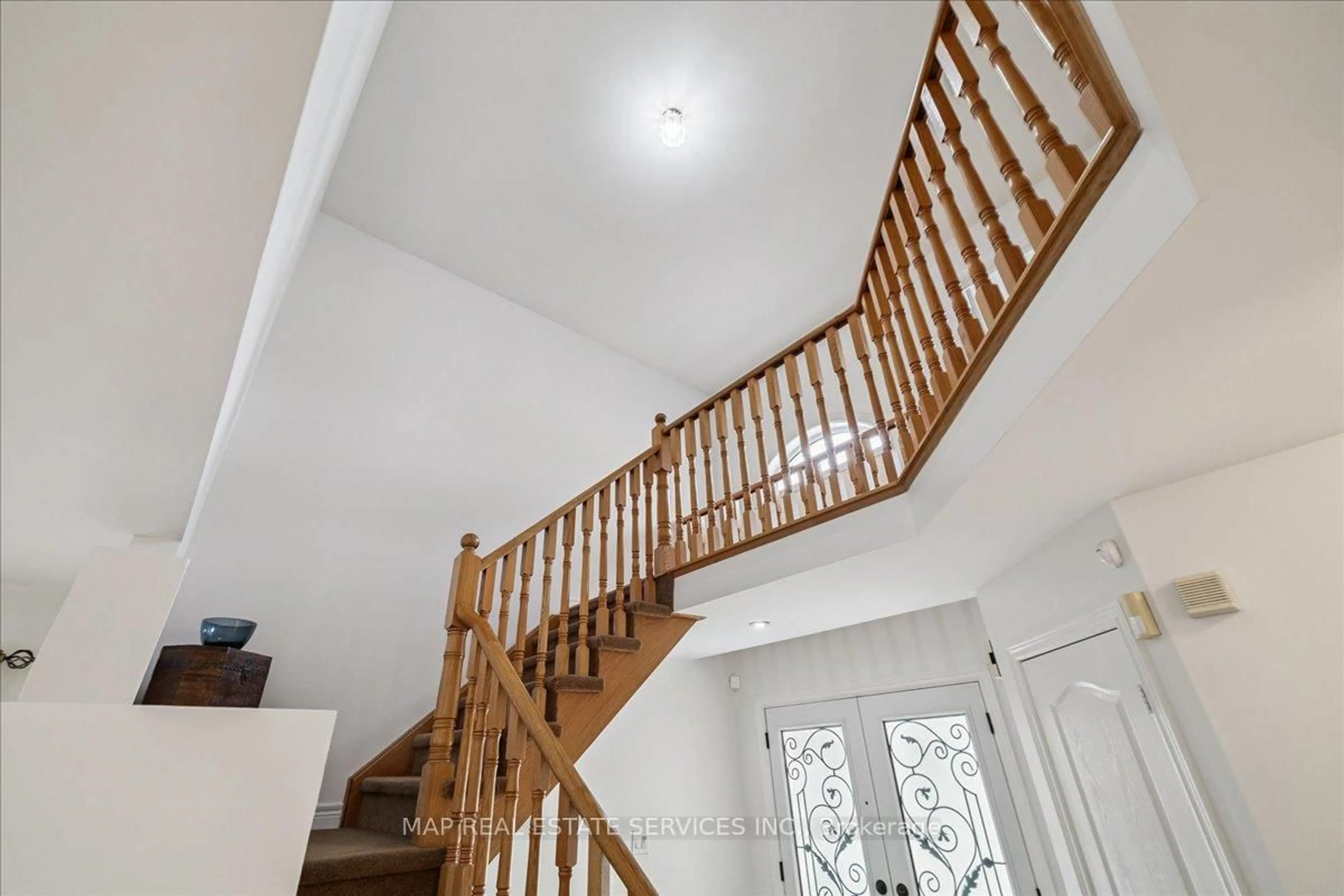 Stairs for 5342 Landsborough Ave, Mississauga Ontario L5R 3X1