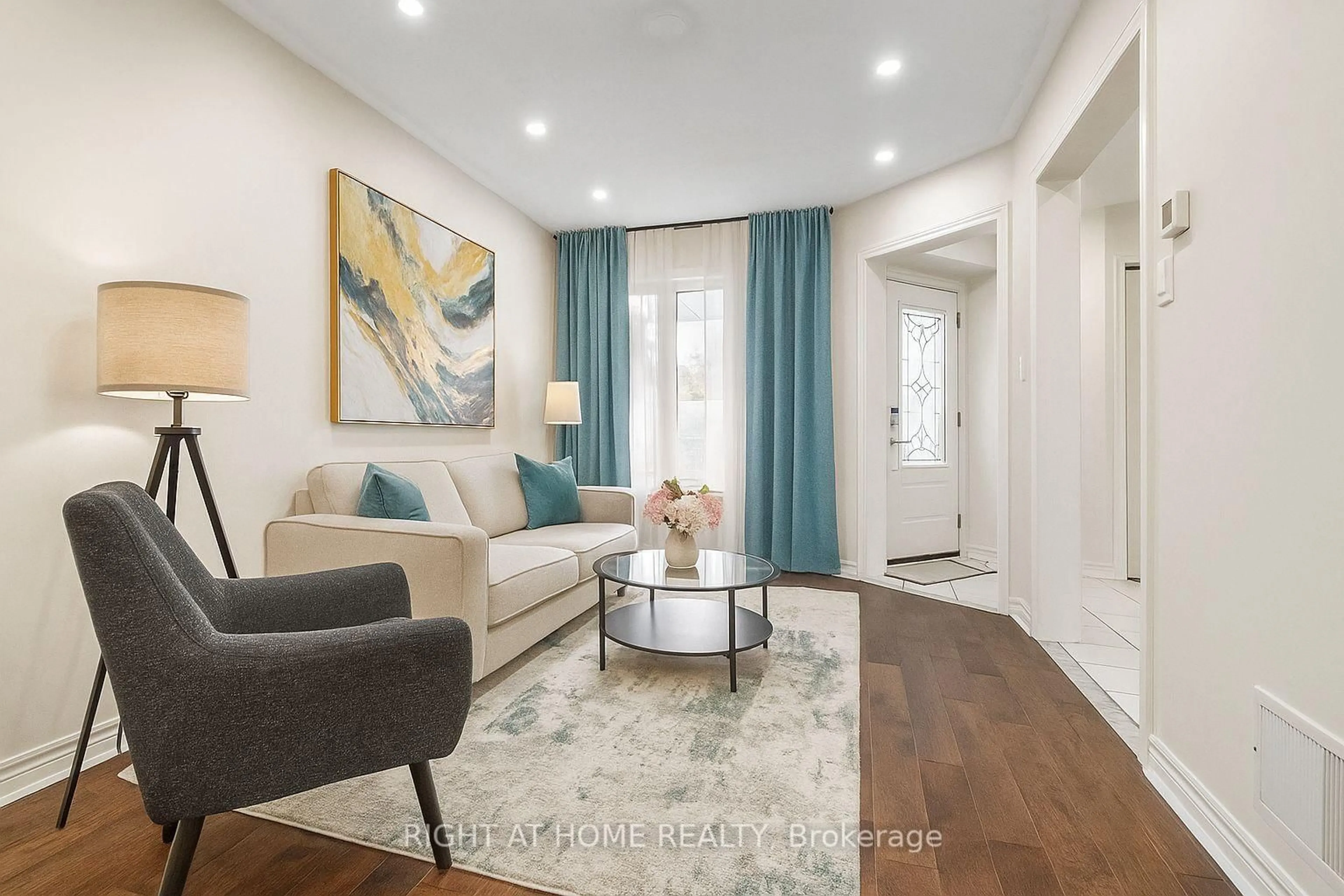 Living room with furniture, wood/laminate floor for 7049 Graydon Crt, Mississauga Ontario L5N 7H4