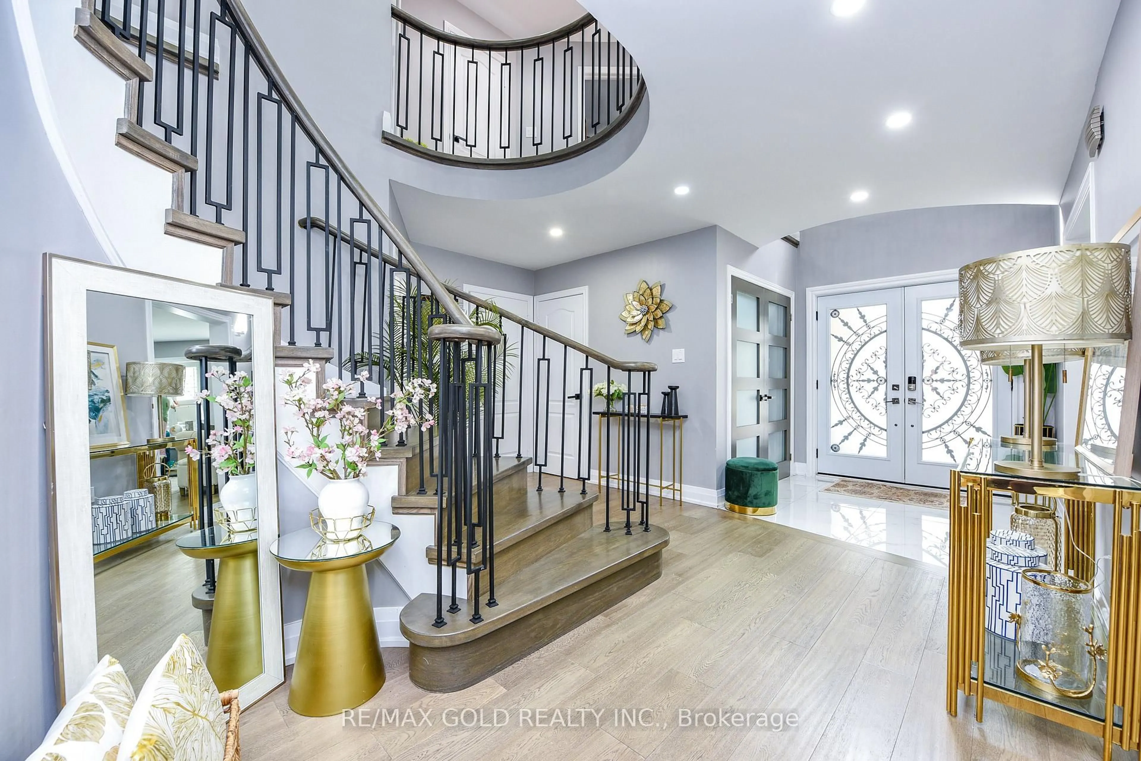 Indoor entryway for 4 Gollop Cres, Halton Hills Ontario L7G 5N9