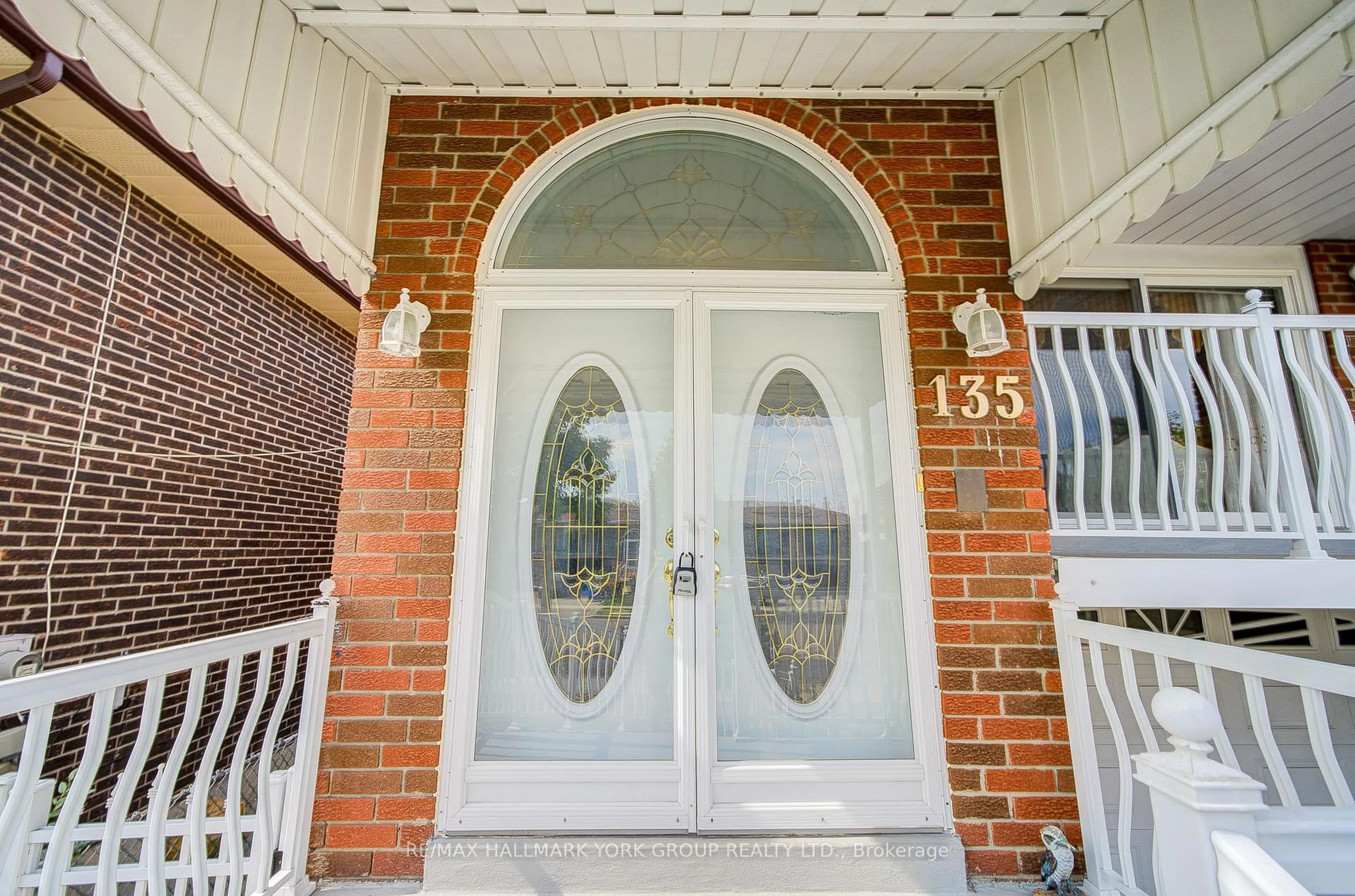 Indoor entryway for 135 Sawmill Rd, Toronto Ontario M3L 2K3