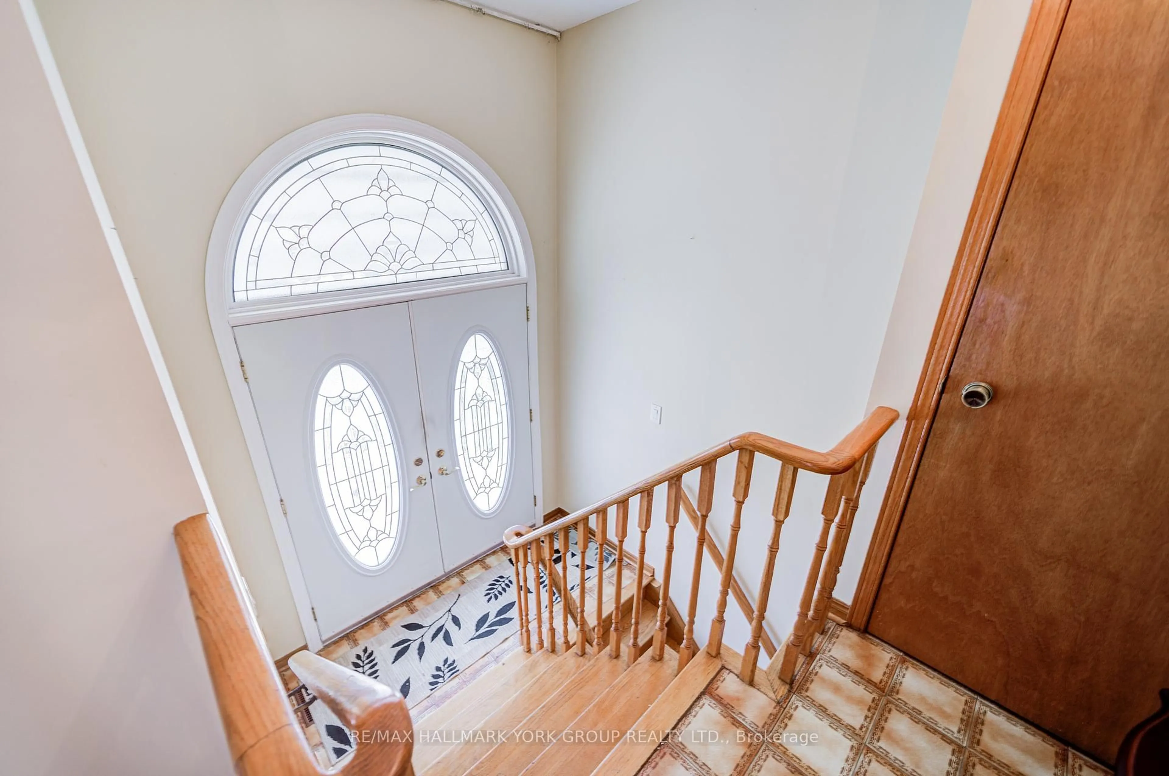Indoor foyer for 135 Sawmill Rd, Toronto Ontario M3L 2K3