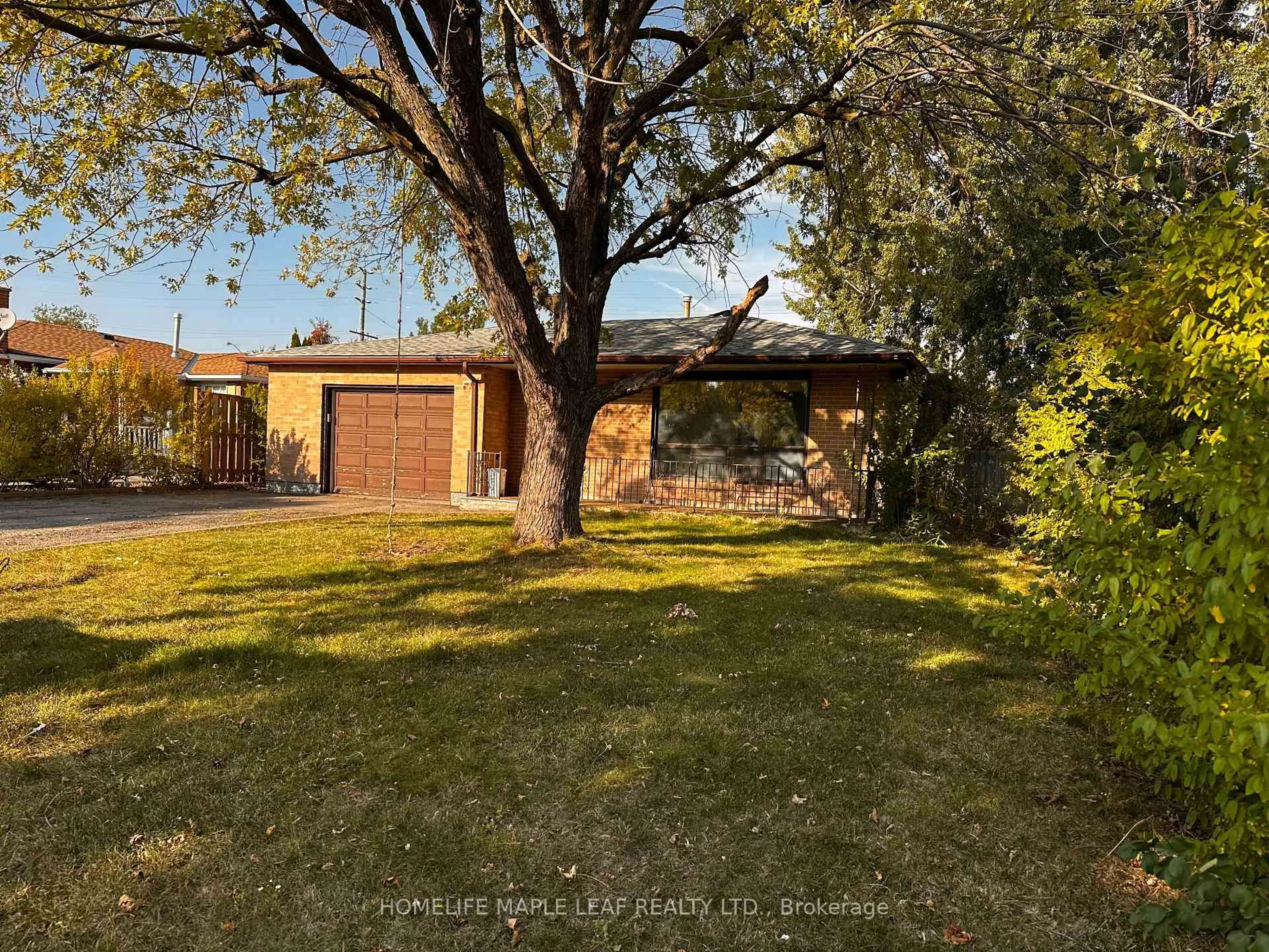 A pic from outside/outdoor area/front of a property/back of a property/a pic from drone, street for 32 Fidelia Cres, Brampton Ontario L6T 3P8