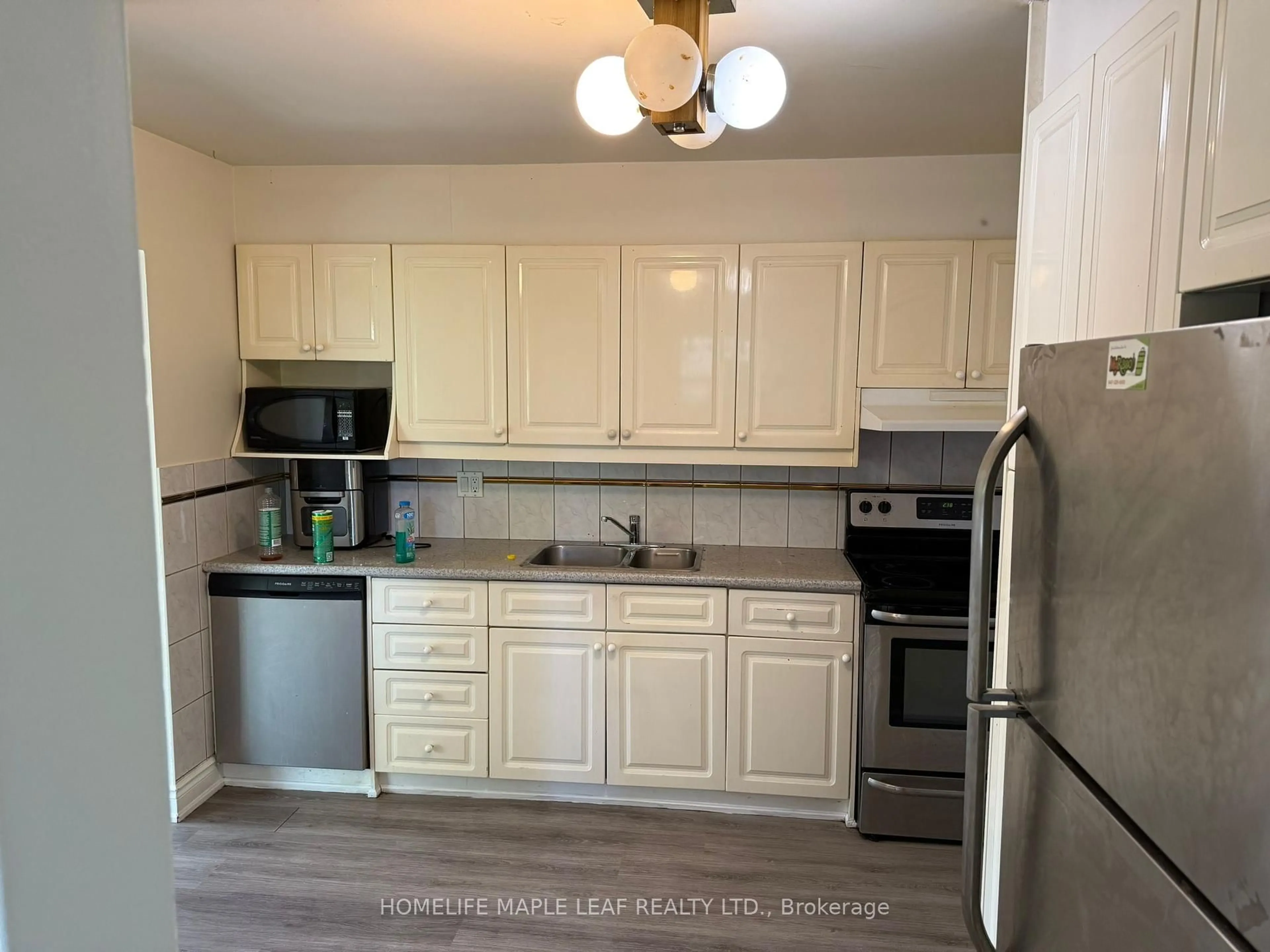 Standard kitchen, unknown for 32 Fidelia Cres, Brampton Ontario L6T 3P8