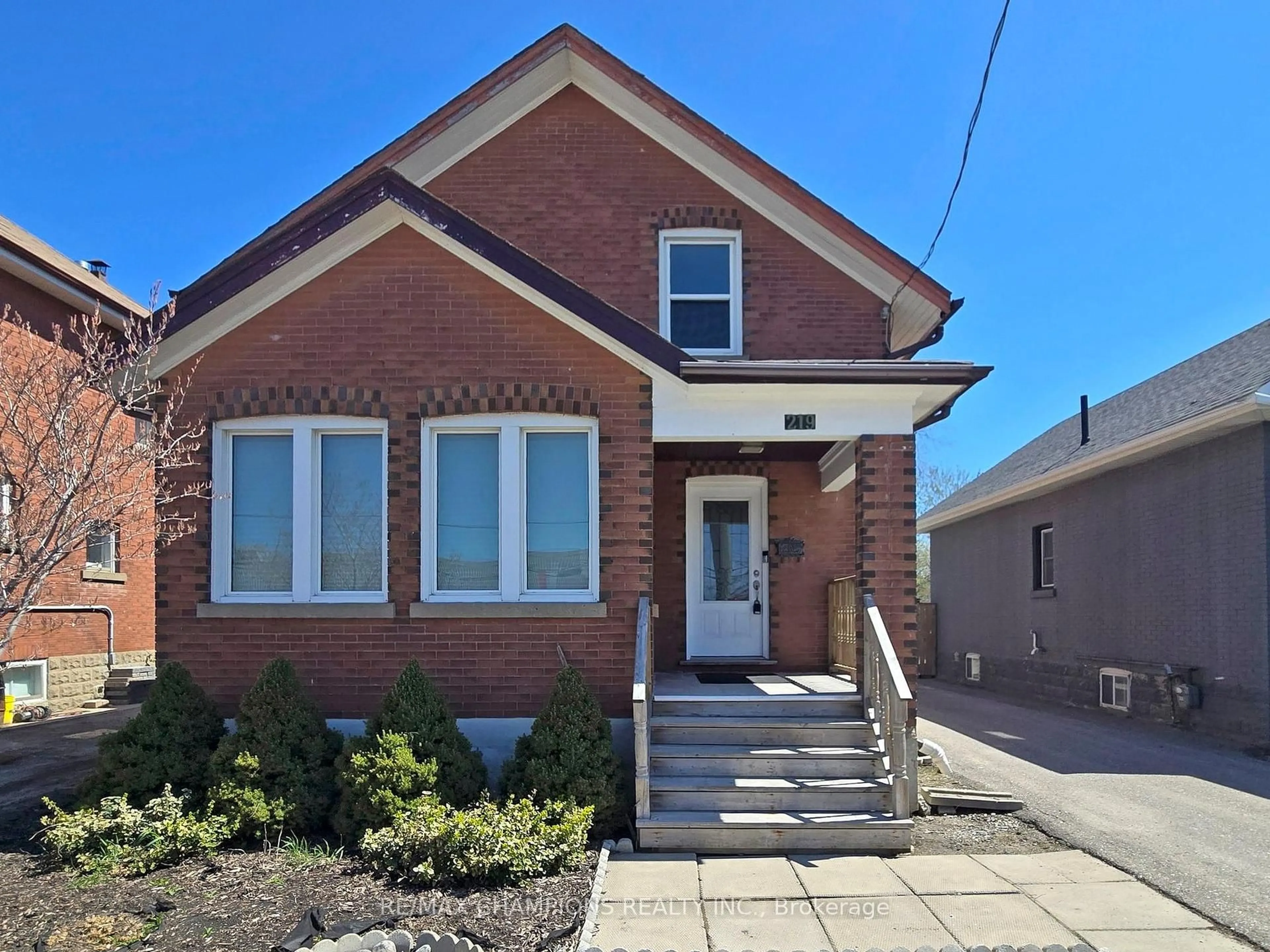 Home with brick exterior material, street for 219 Queen St, Brampton Ontario L6Y 1M6
