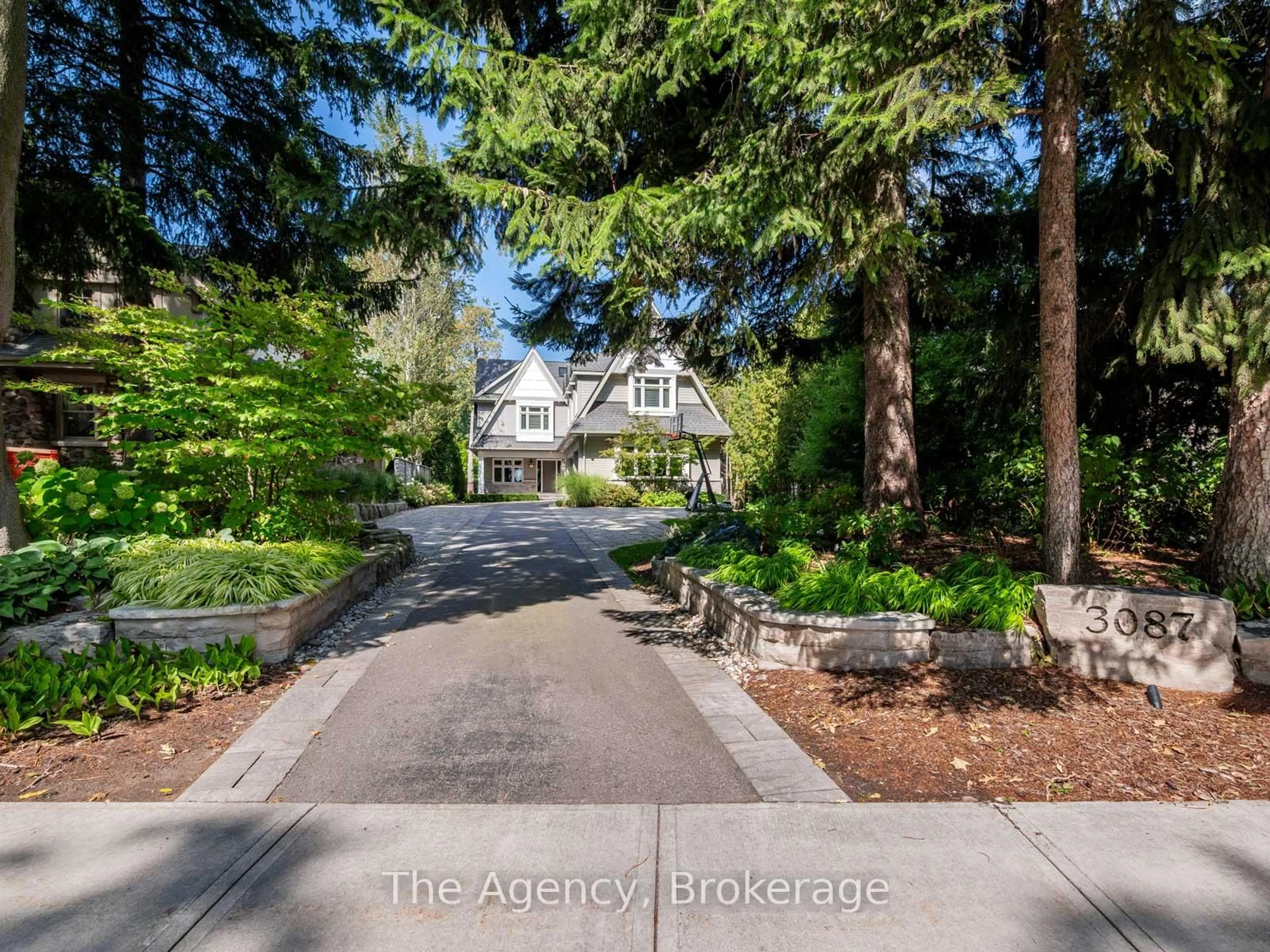 A pic from outside/outdoor area/front of a property/back of a property/a pic from drone, street for 3087 Lakeshore Rd, Burlington Ontario L7N 1A3