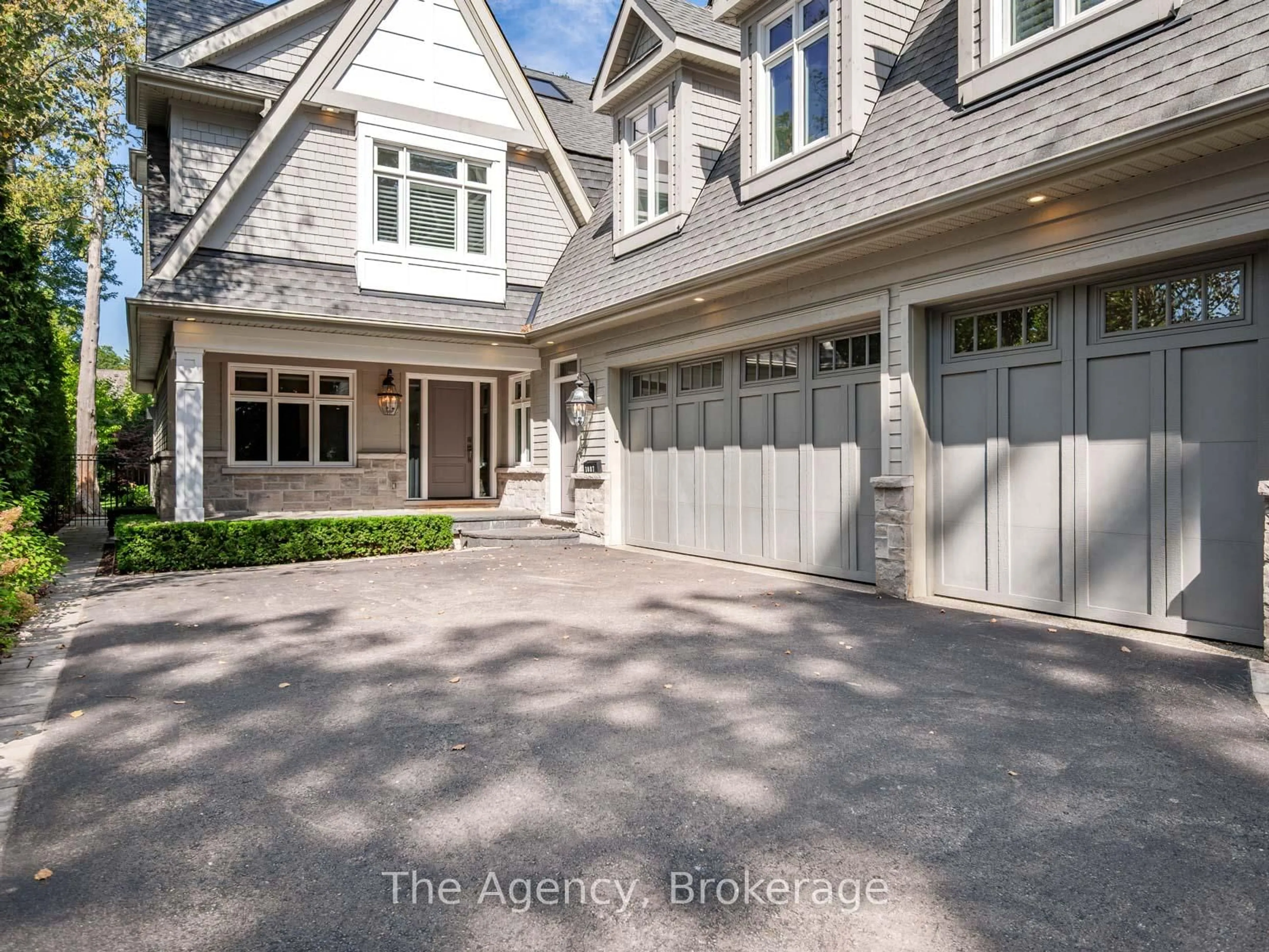 Indoor entryway for 3087 Lakeshore Rd, Burlington Ontario L7N 1A3