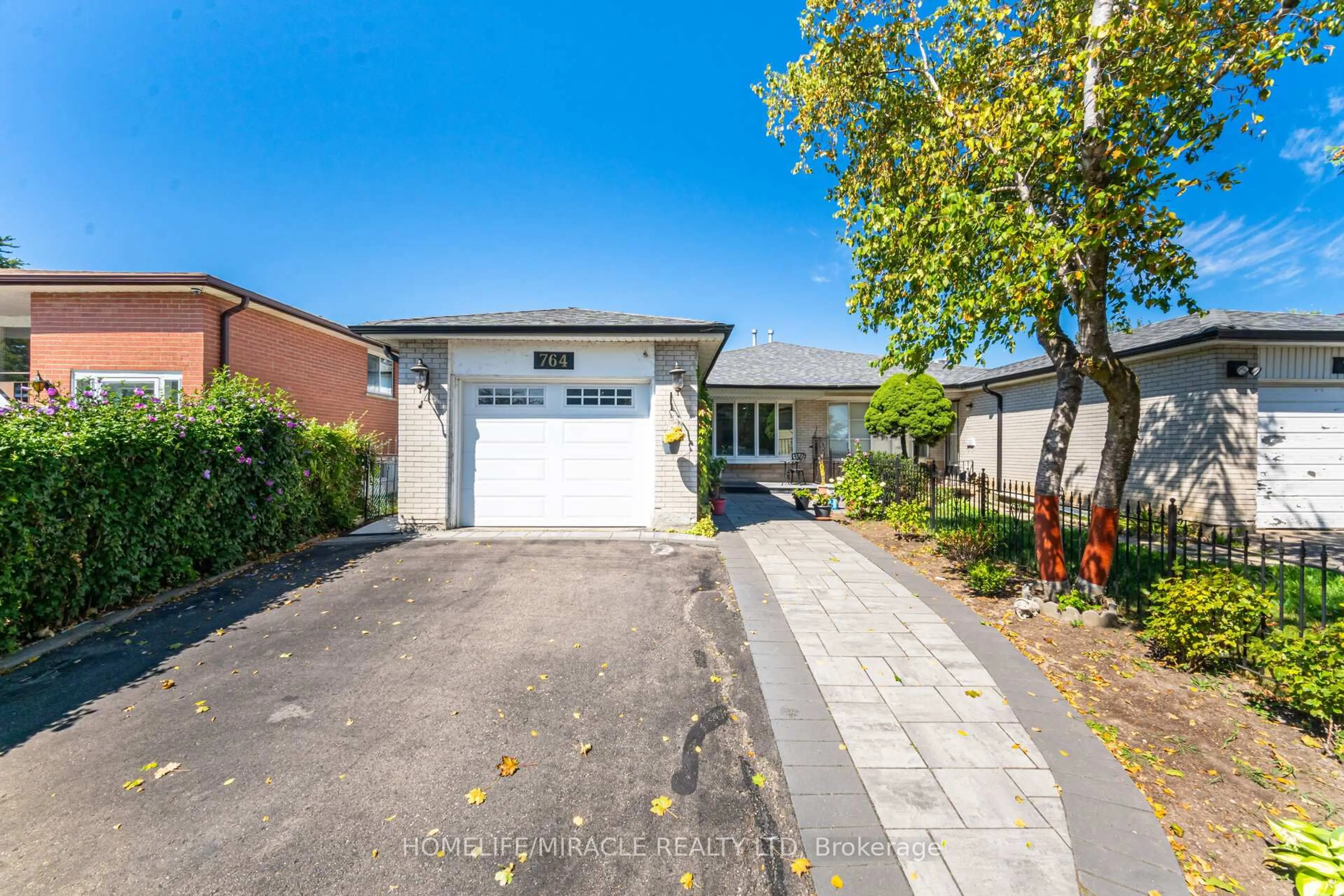 A pic from outside/outdoor area/front of a property/back of a property/a pic from drone, street for 764 Eaglemount Cres, Mississauga Ontario L5C 1N9
