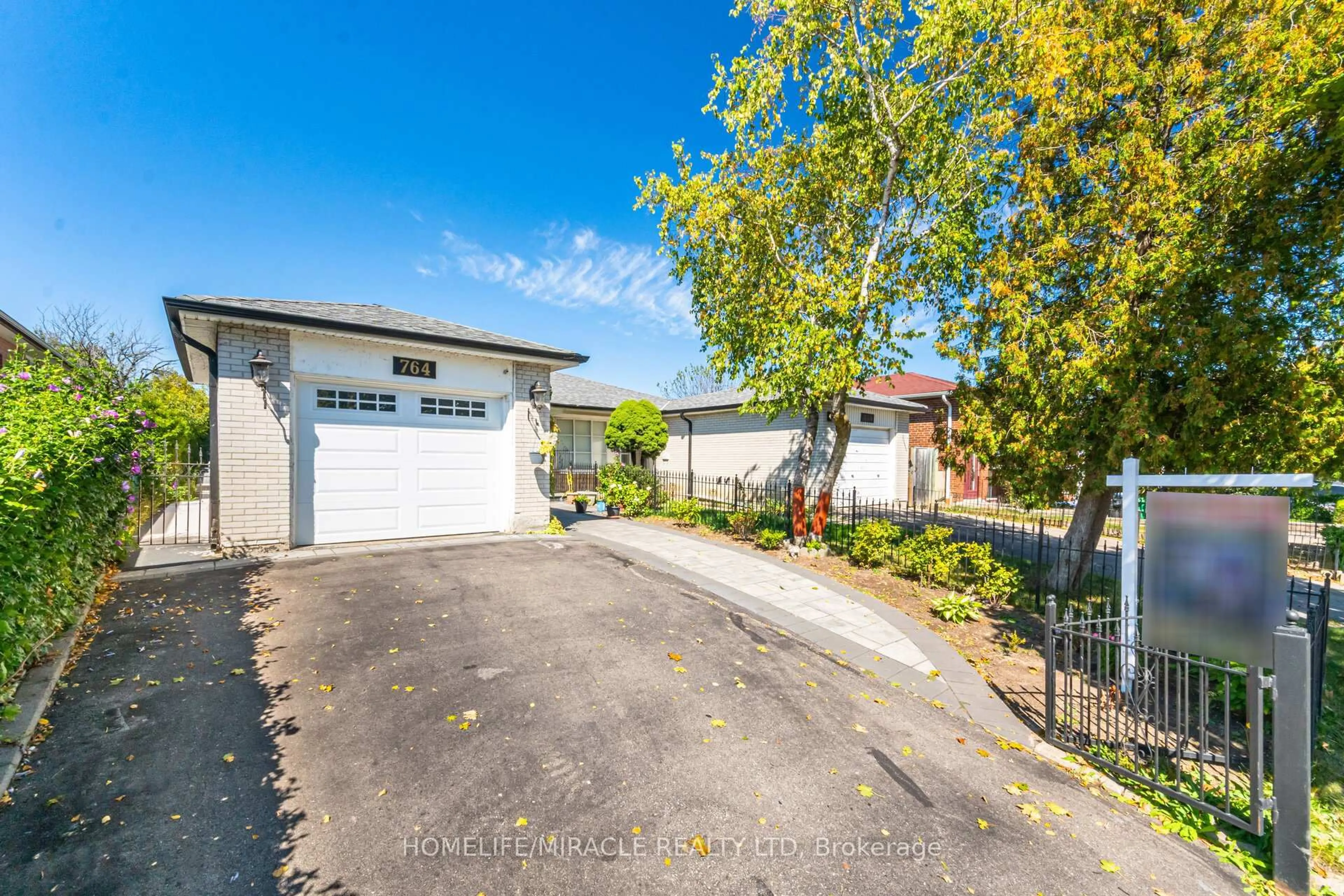A pic from outside/outdoor area/front of a property/back of a property/a pic from drone, street for 764 Eaglemount Cres, Mississauga Ontario L5C 1N9