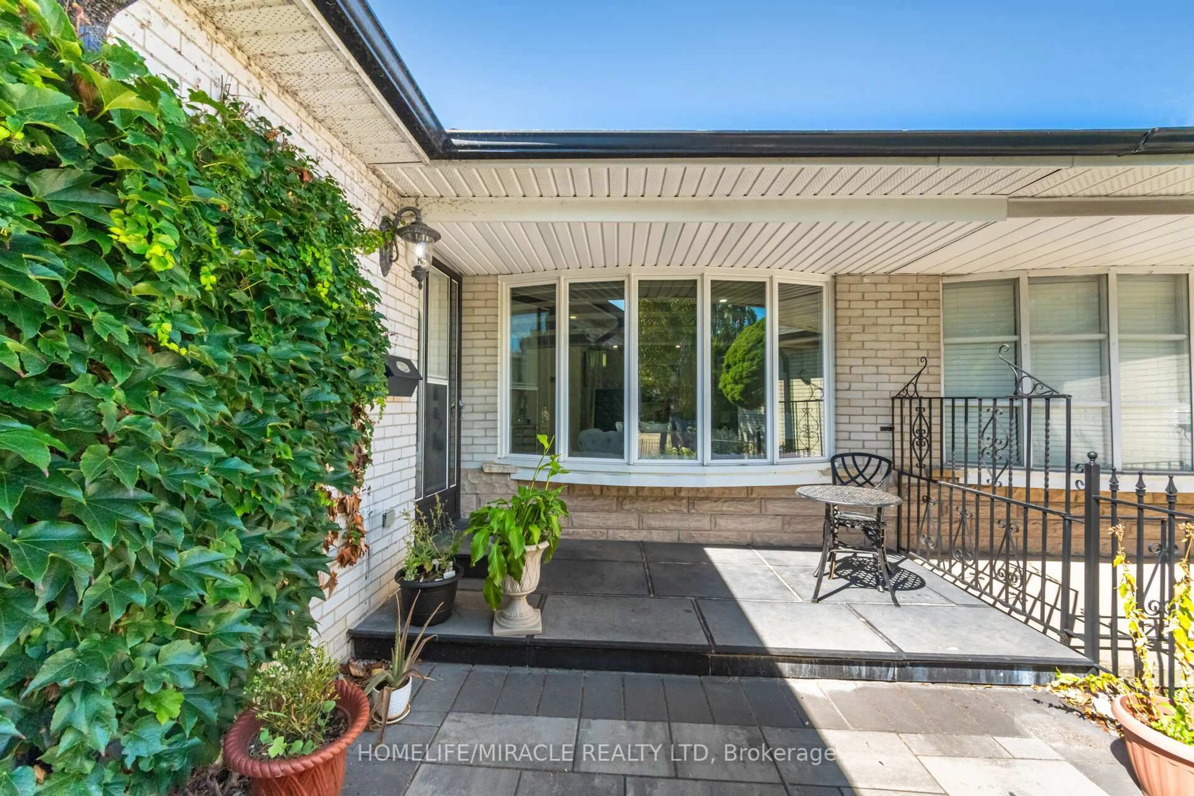 Patio, street for 764 Eaglemount Cres, Mississauga Ontario L5C 1N9