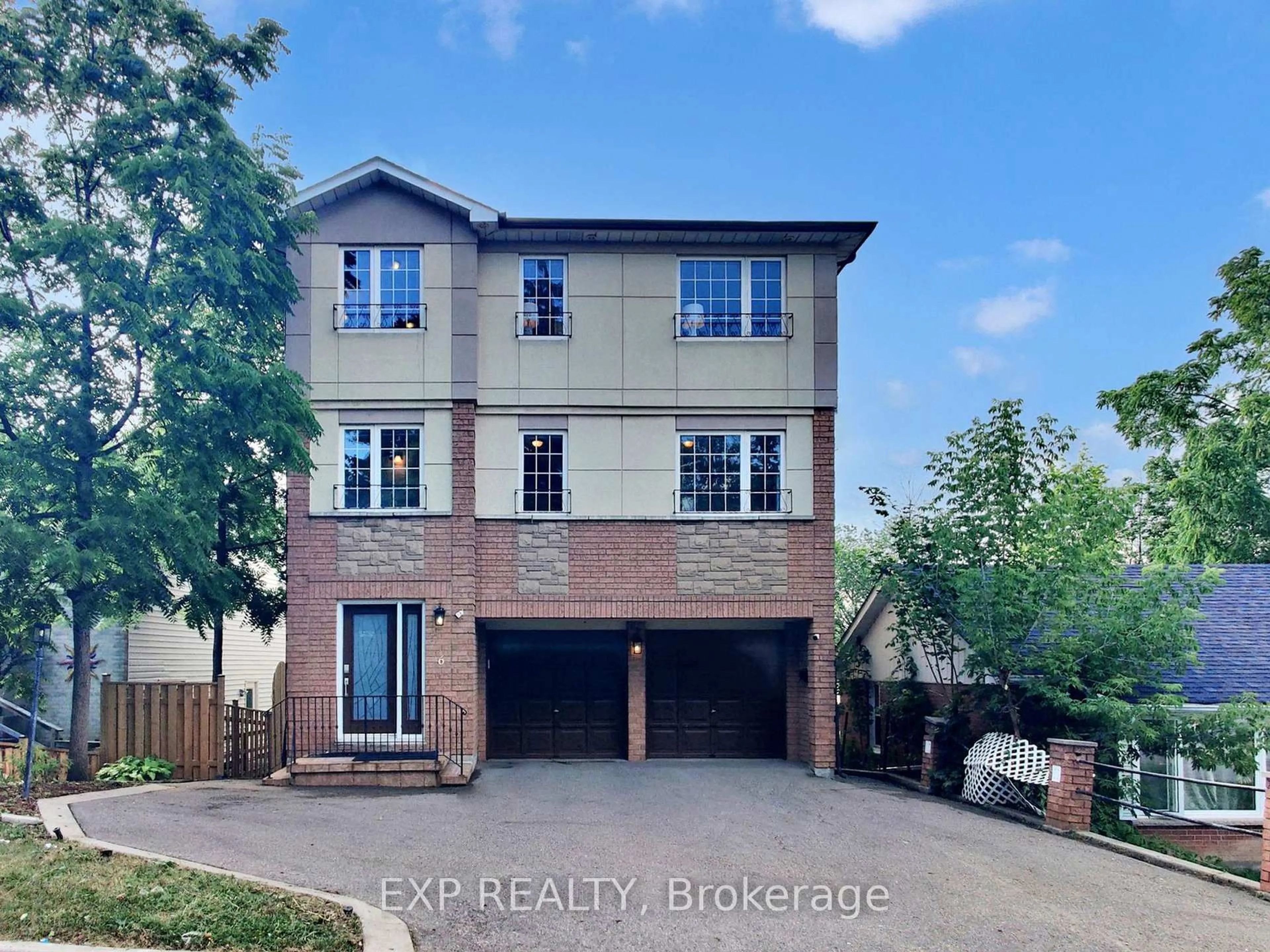 A pic from outside/outdoor area/front of a property/back of a property/a pic from drone, street for 6 English St, Brampton Ontario L6X 1L4