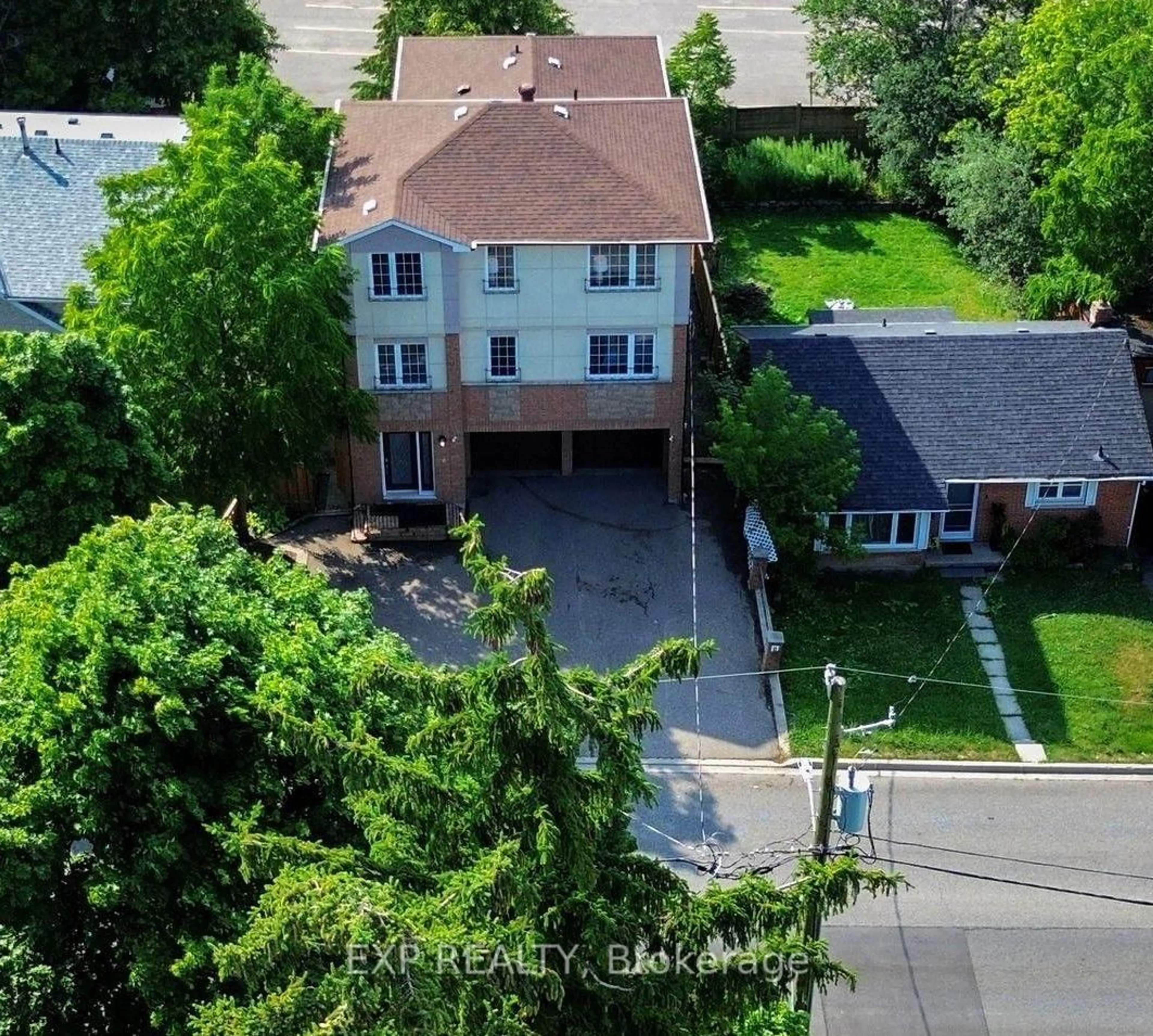 A pic from outside/outdoor area/front of a property/back of a property/a pic from drone, street for 6 English St, Brampton Ontario L6X 1L4