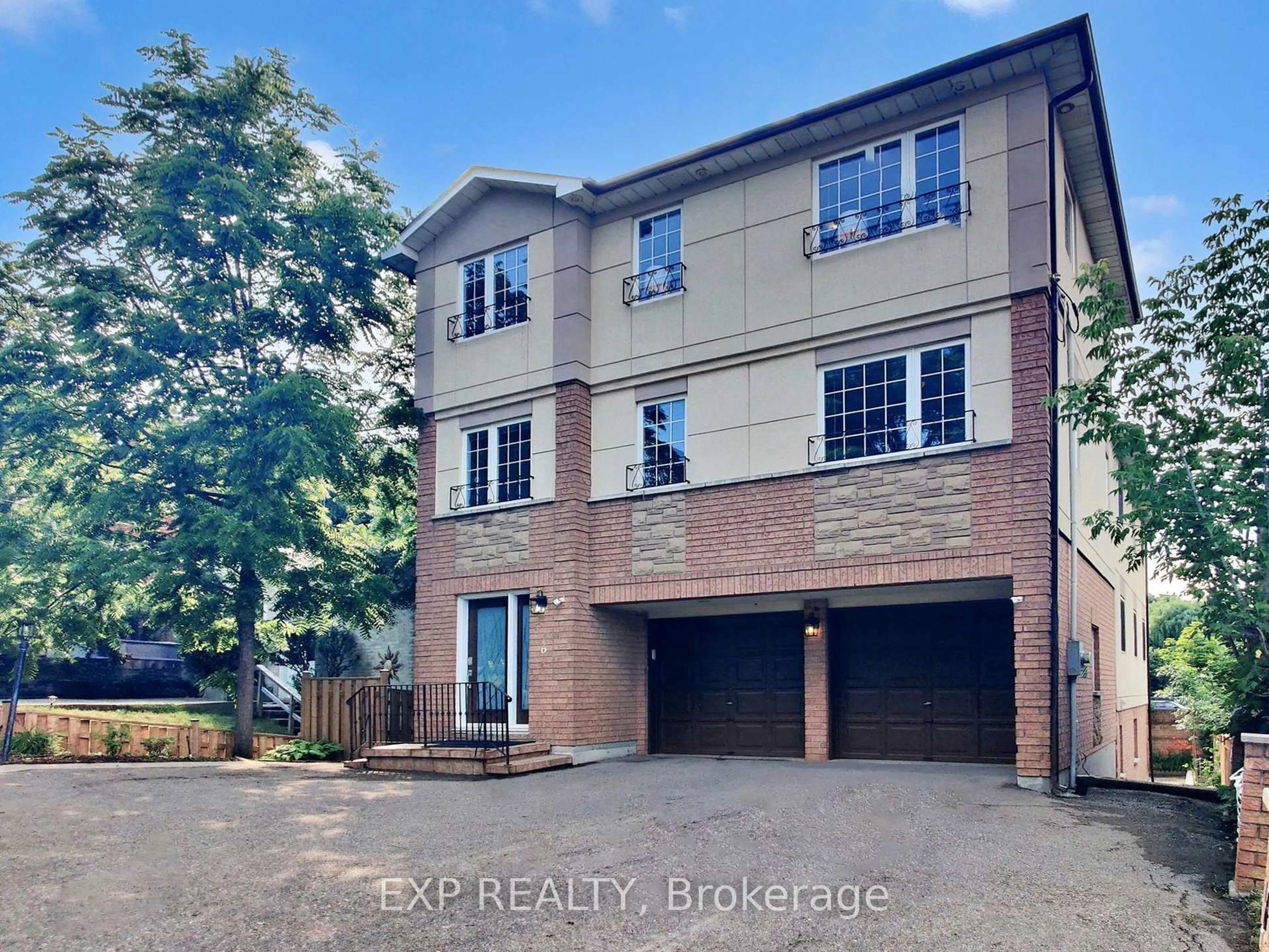 A pic from outside/outdoor area/front of a property/back of a property/a pic from drone, street for 6 English St, Brampton Ontario L6X 1L4