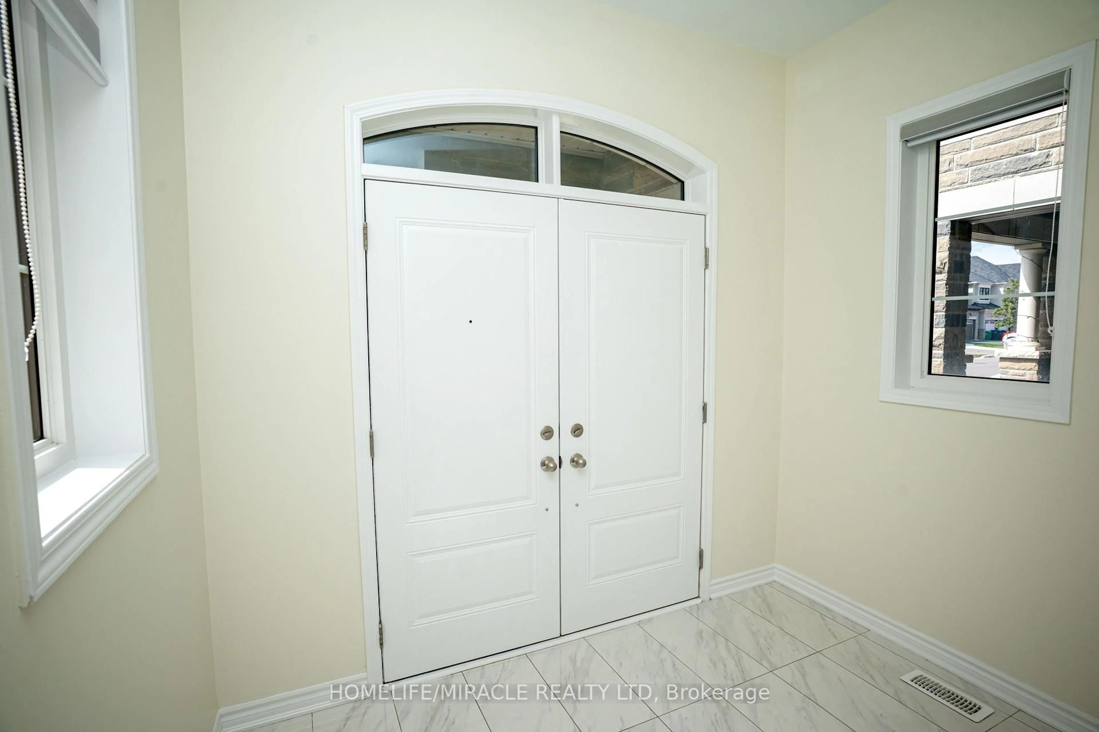 Indoor entryway for 23 Speckled Alder St, Caledon Ontario L7C 4J1