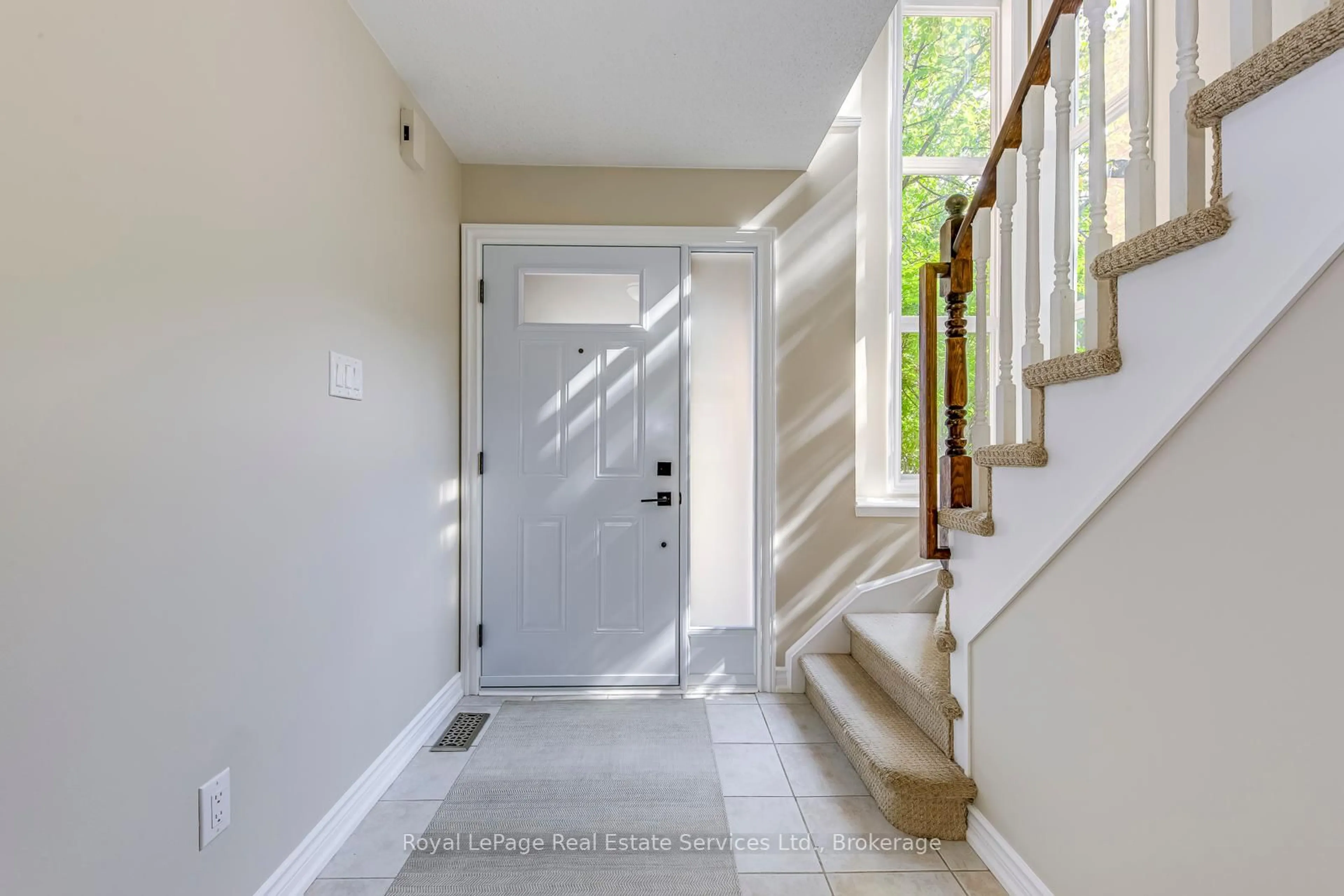 Indoor entryway for 1064 Queen St #13A, Mississauga Ontario L5H 4K3