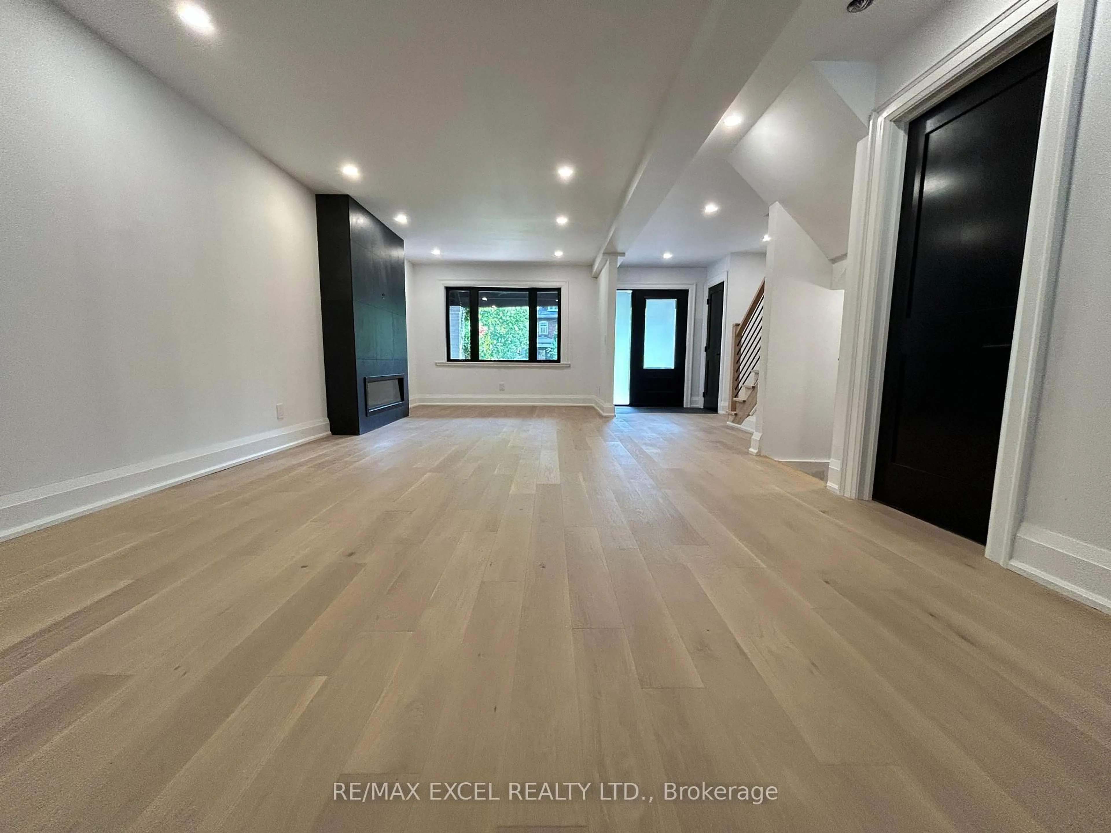 Unknown for 34 Raymond Ave, Toronto Ontario M6S 2B3