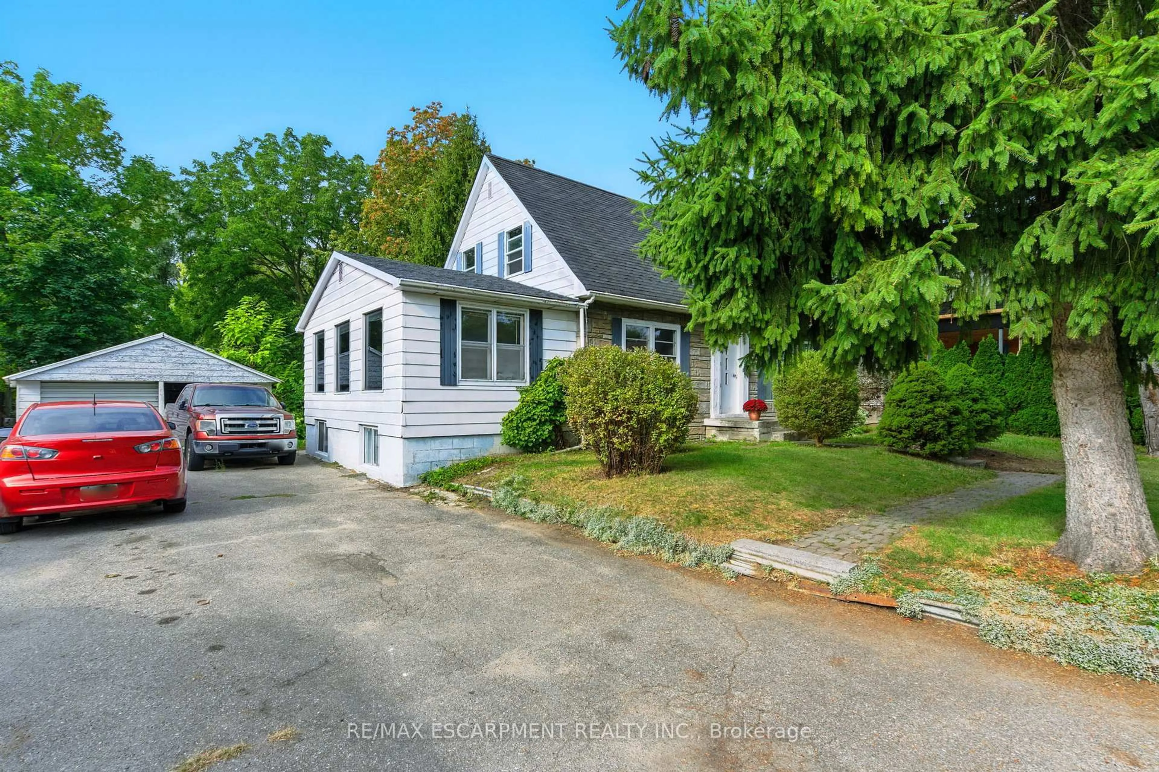 A pic from outside/outdoor area/front of a property/back of a property/a pic from drone, street for 1494 Haig Blvd, Mississauga Ontario L5E 2N3