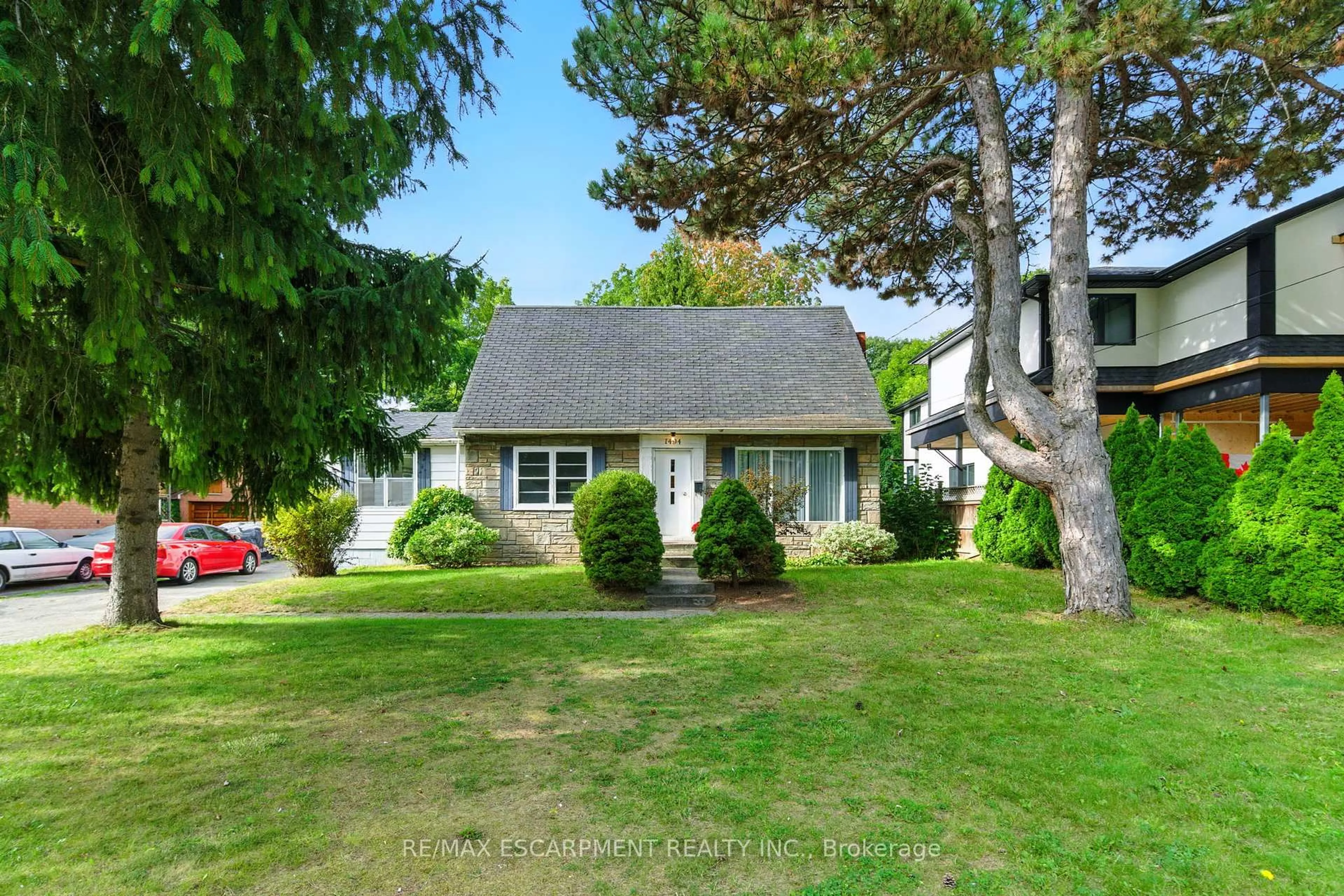A pic from outside/outdoor area/front of a property/back of a property/a pic from drone, street for 1494 Haig Blvd, Mississauga Ontario L5E 2N3