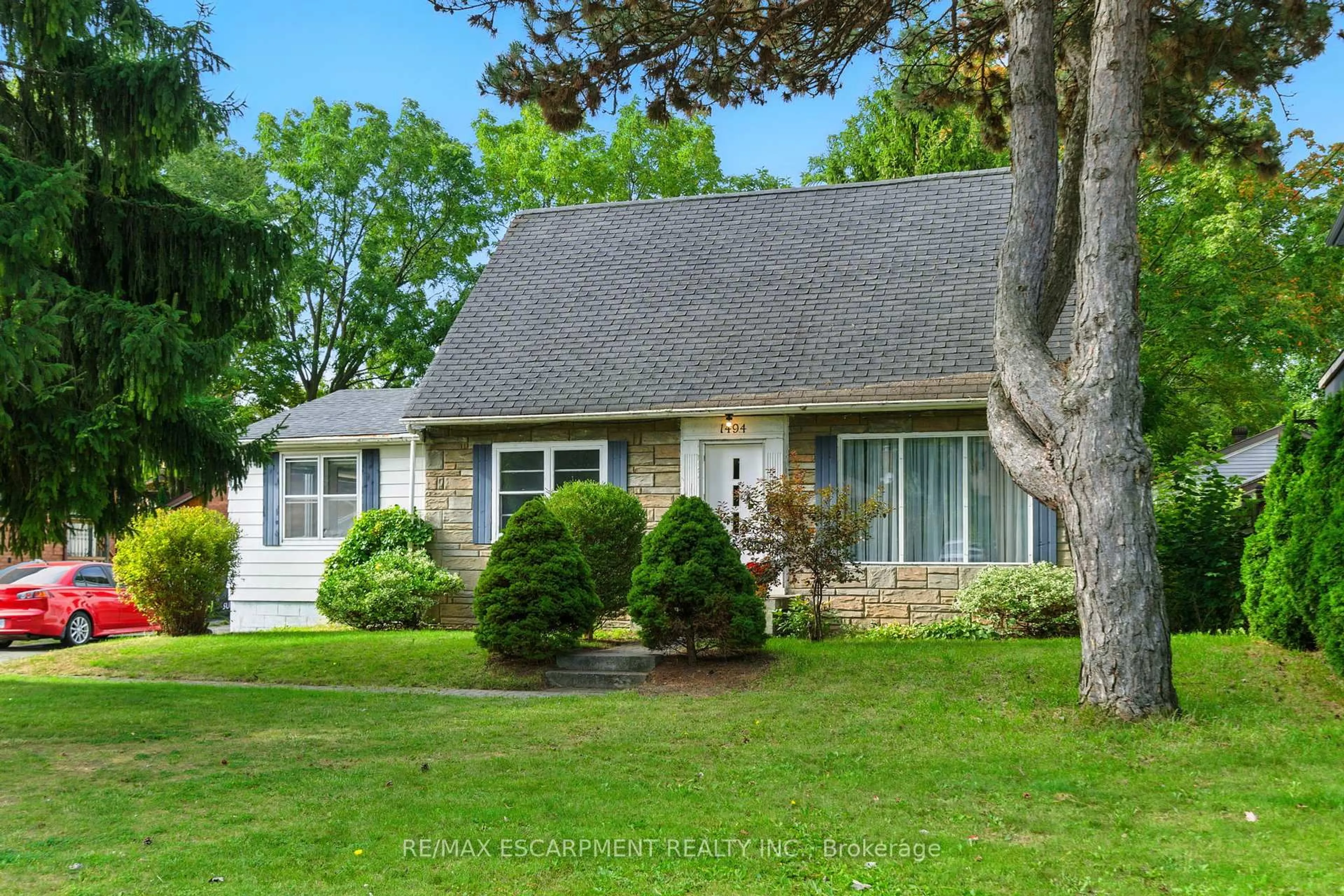 Home with vinyl exterior material, street for 1494 Haig Blvd, Mississauga Ontario L5E 2N3