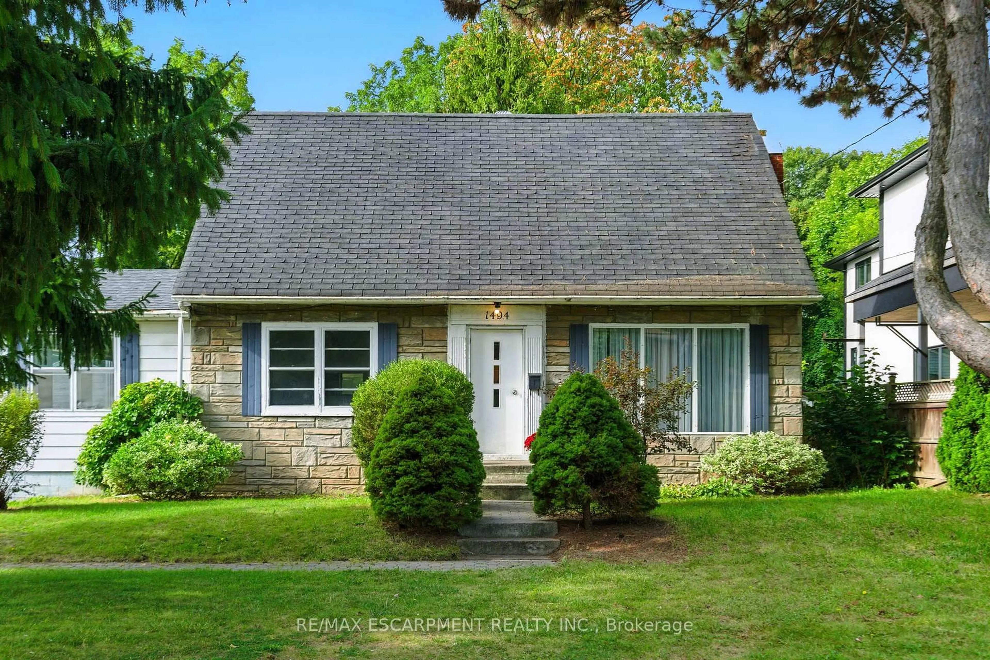 Home with vinyl exterior material, street for 1494 Haig Blvd, Mississauga Ontario L5E 2N3