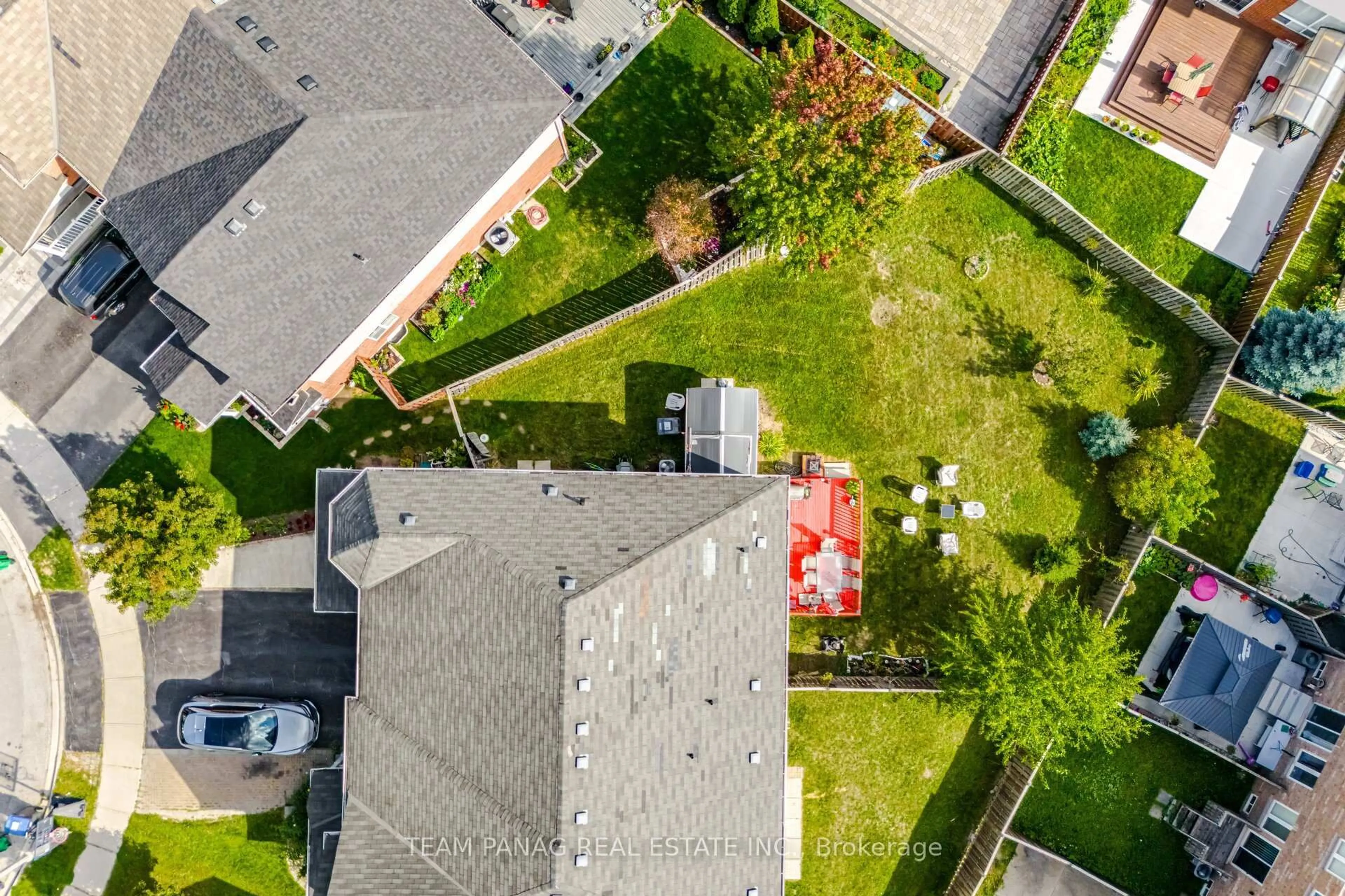 A pic from outside/outdoor area/front of a property/back of a property/a pic from drone, street for 118 Decker Hollow Circ, Brampton Ontario L6X 0L5