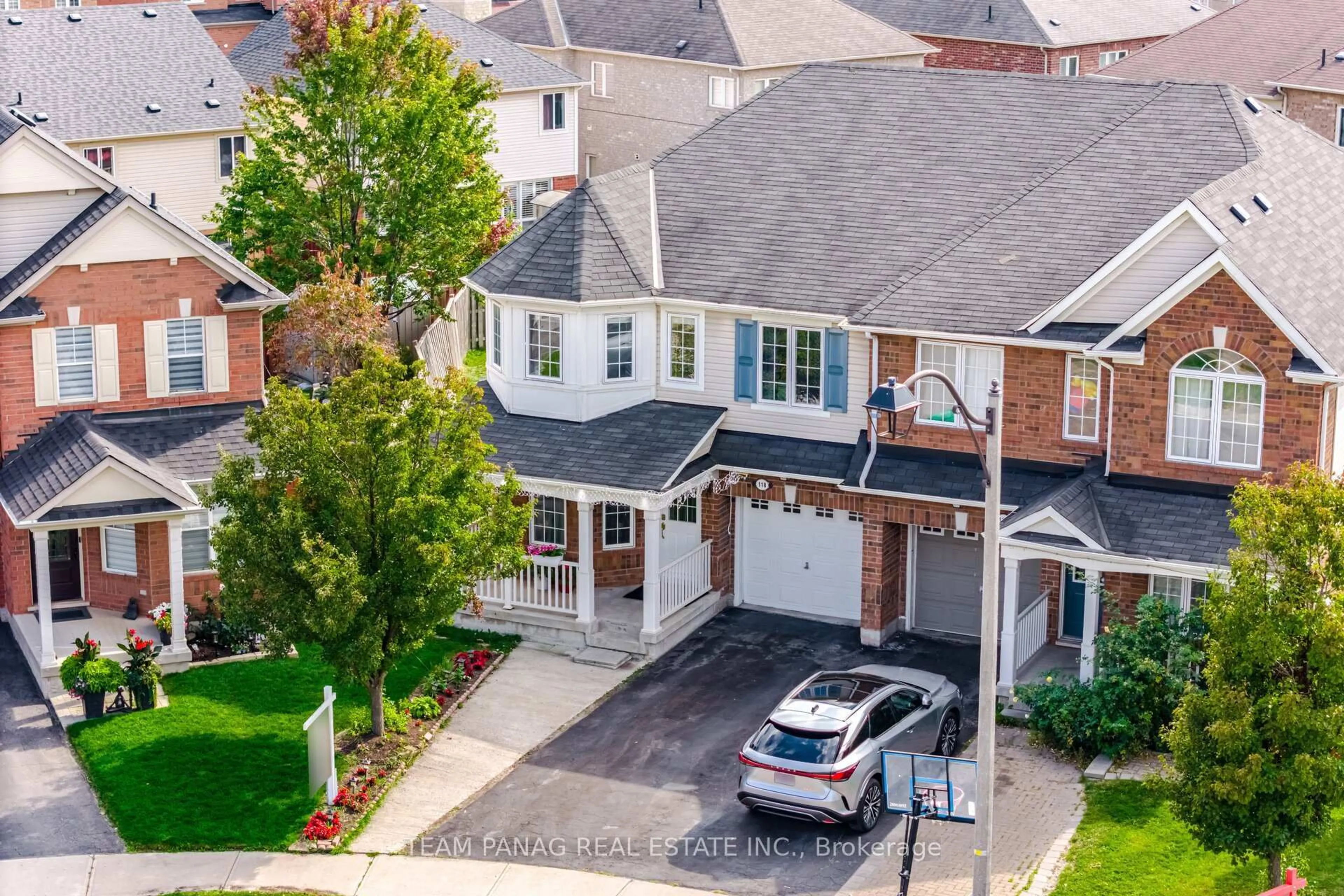 A pic from outside/outdoor area/front of a property/back of a property/a pic from drone, street for 118 Decker Hollow Circ, Brampton Ontario L6X 0L5
