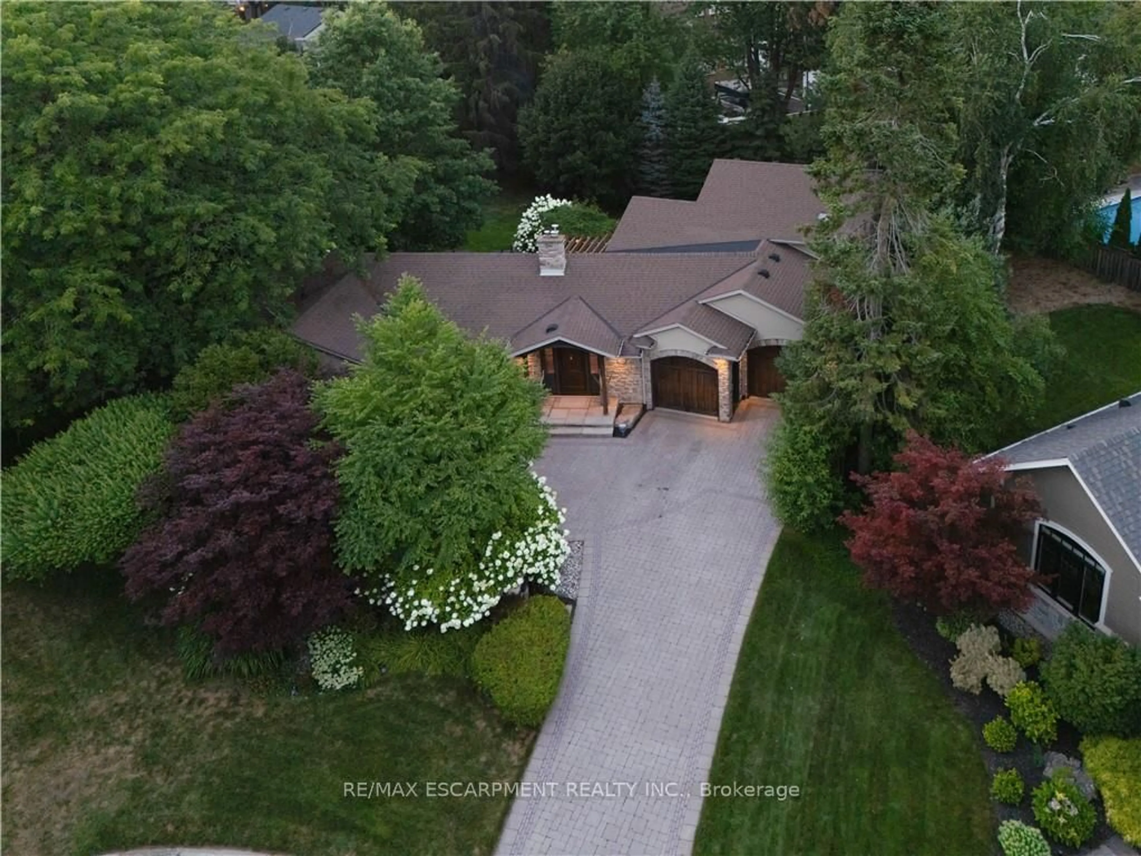 A pic from outside/outdoor area/front of a property/back of a property/a pic from drone, street for 4071 Melba Pl, Burlington Ontario L7L 2C5