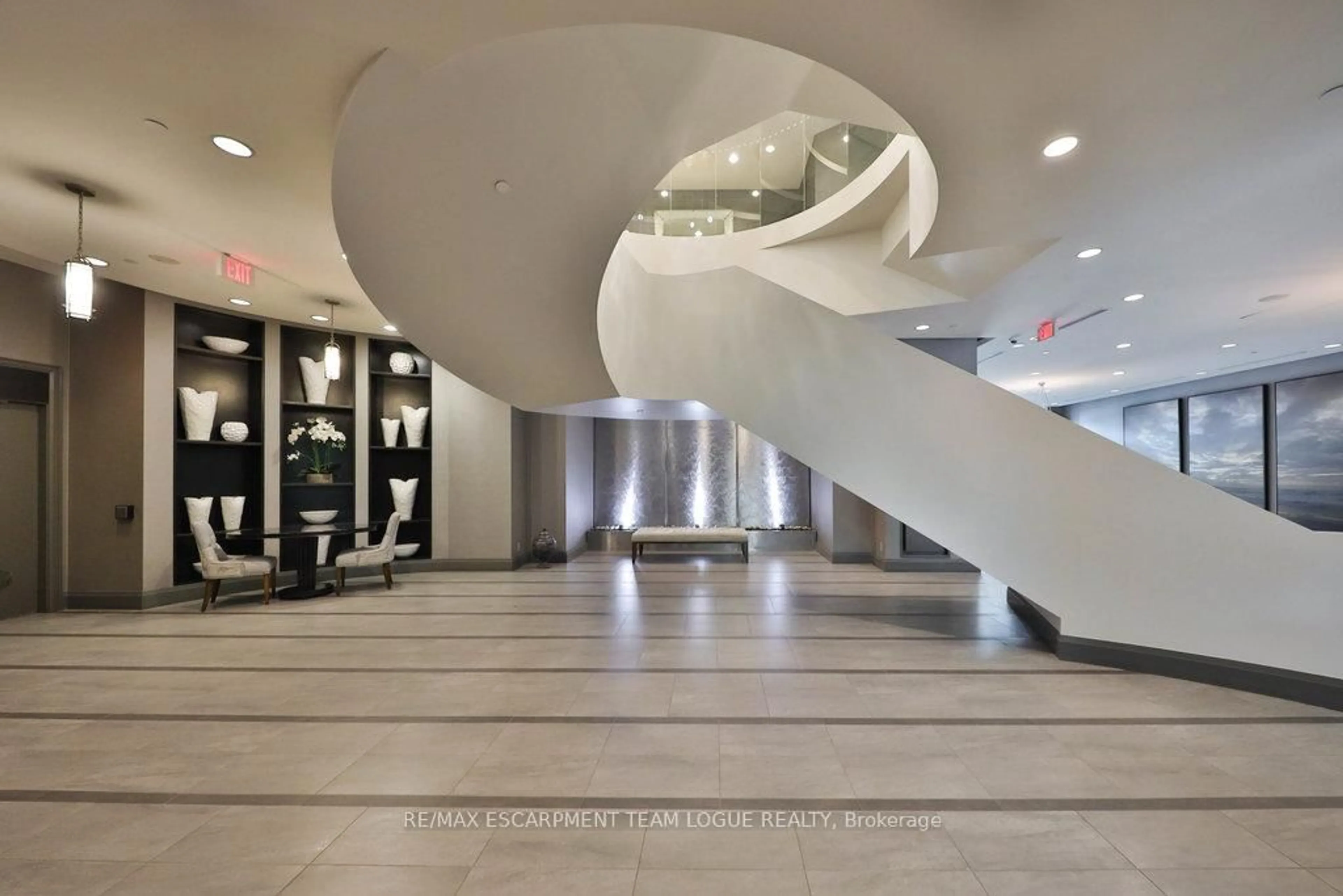 Indoor foyer for 11 Bronte Rd #501, Oakville Ontario L6L 0E1